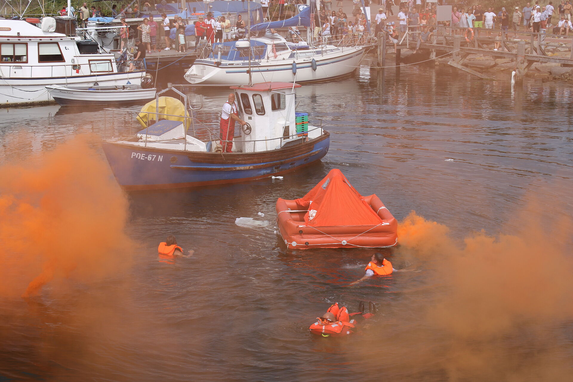 Orangefarbiger Rauch im Hafen von Timmendorf auf Poel