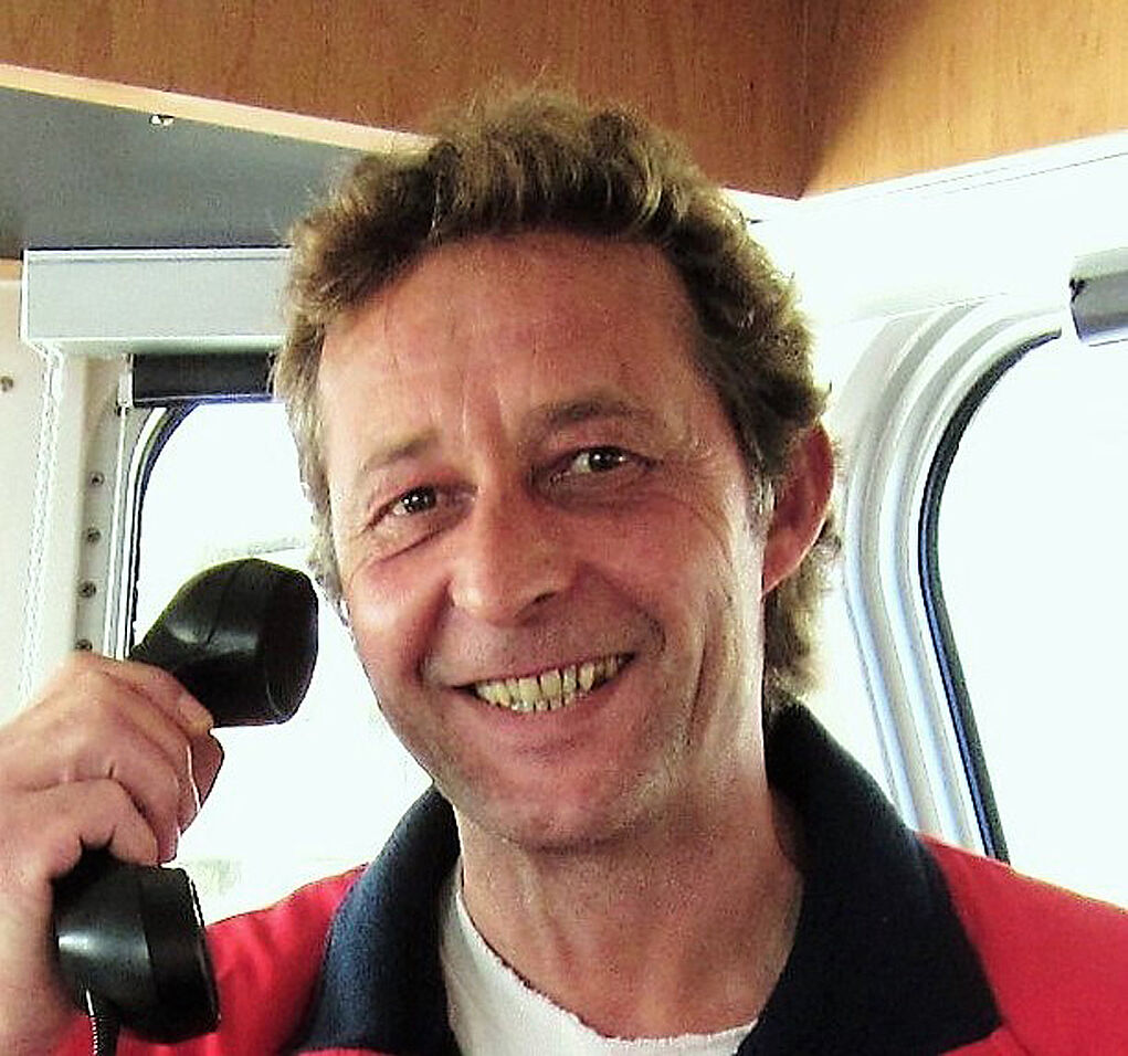 Vormann Jörg Lüdtke hält einen Telefonhörer in der Hand