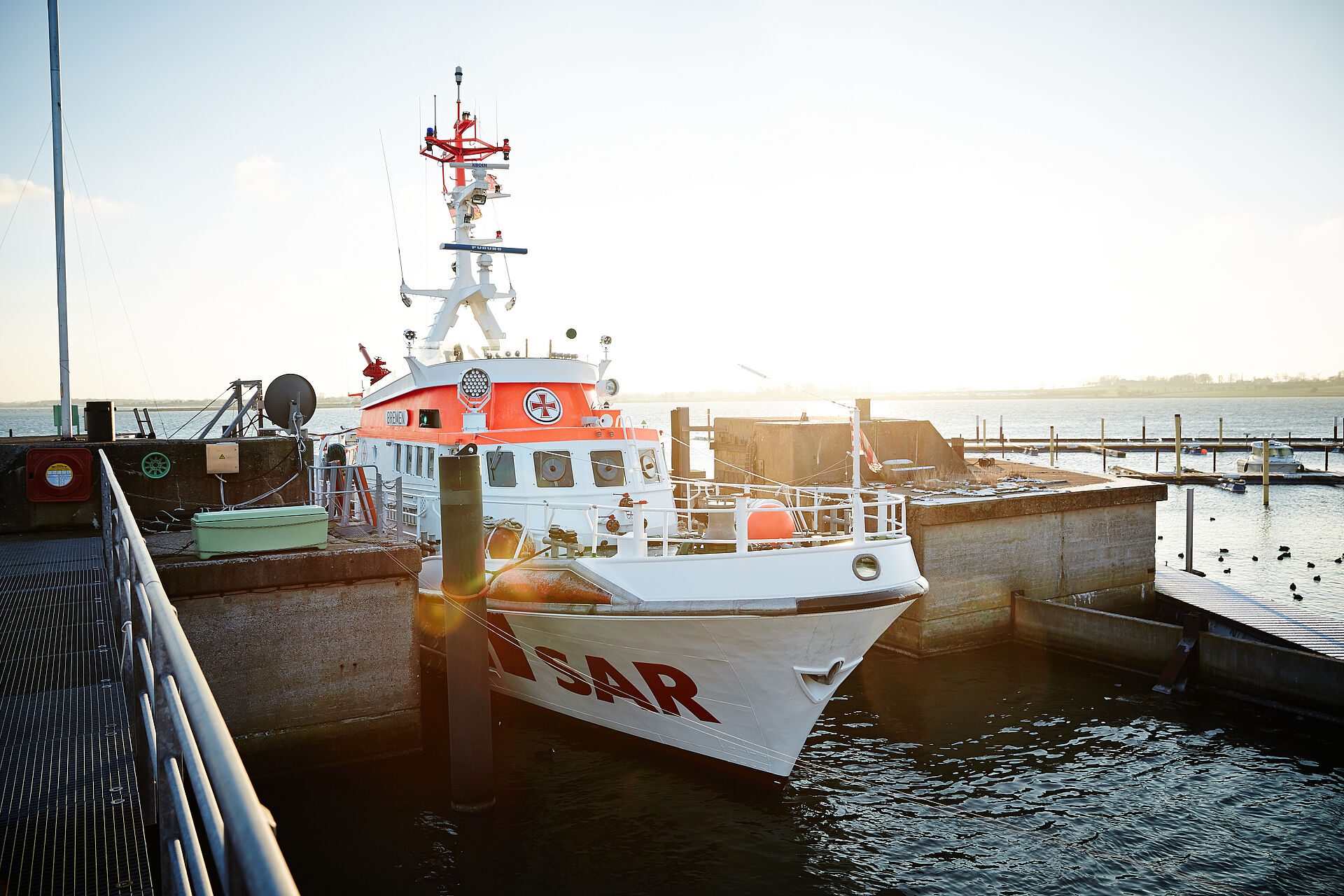 Seenotrettungskreuzer BREMEN an seinem Liegeplatz im Hafen