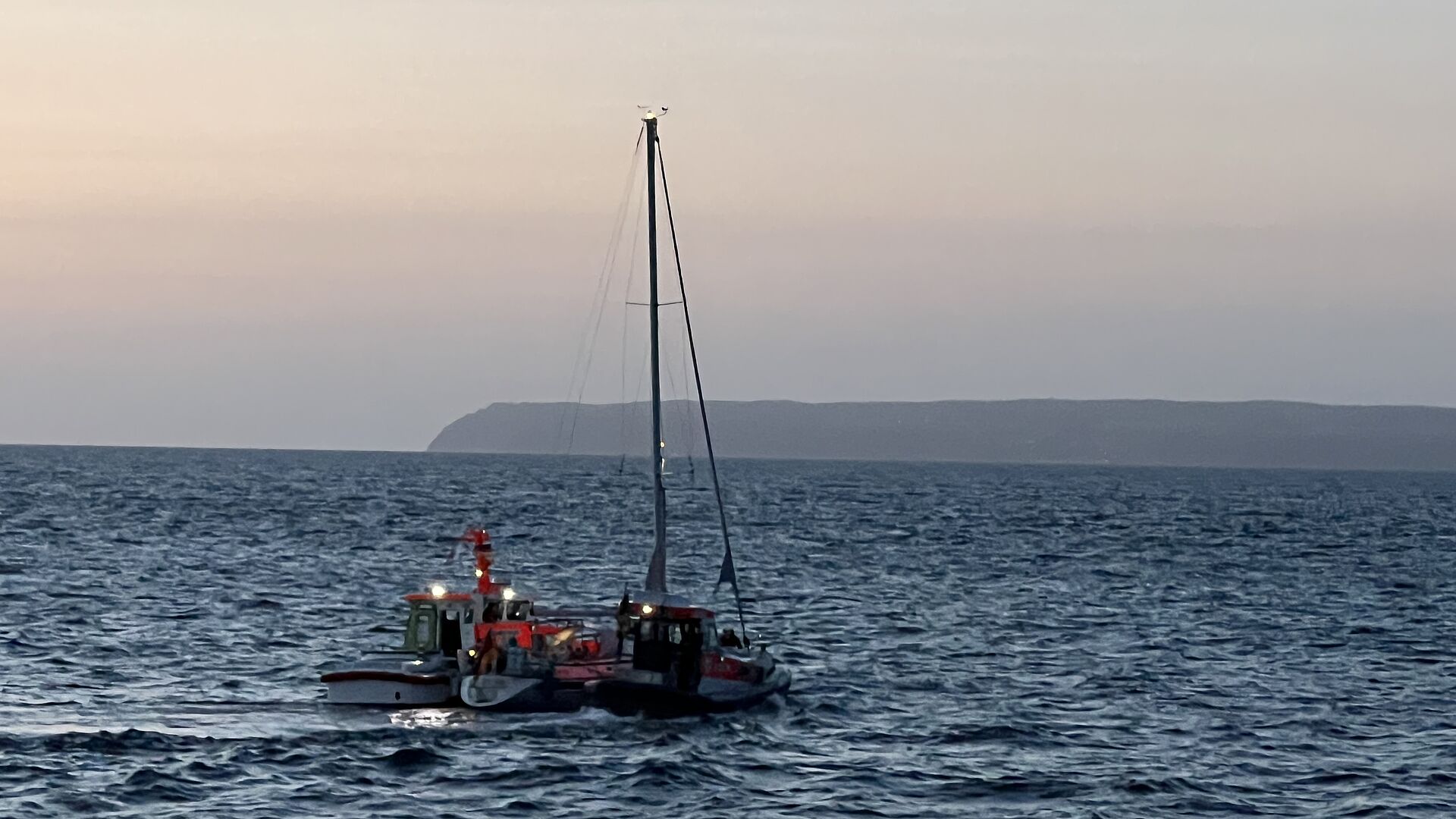 Seenotrettungsboot KURT HOFFMANN und Tochterboot NOTARIUS lenzten während der gesamten Schleppreise