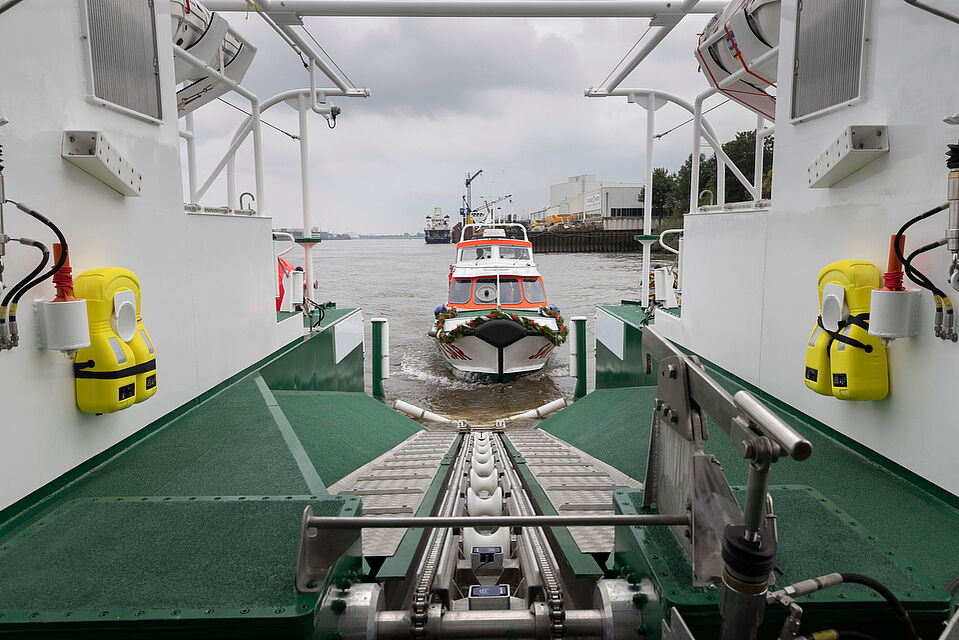 Seenotrettungskreuzer lässt sein Tochterboot zu Wasser
