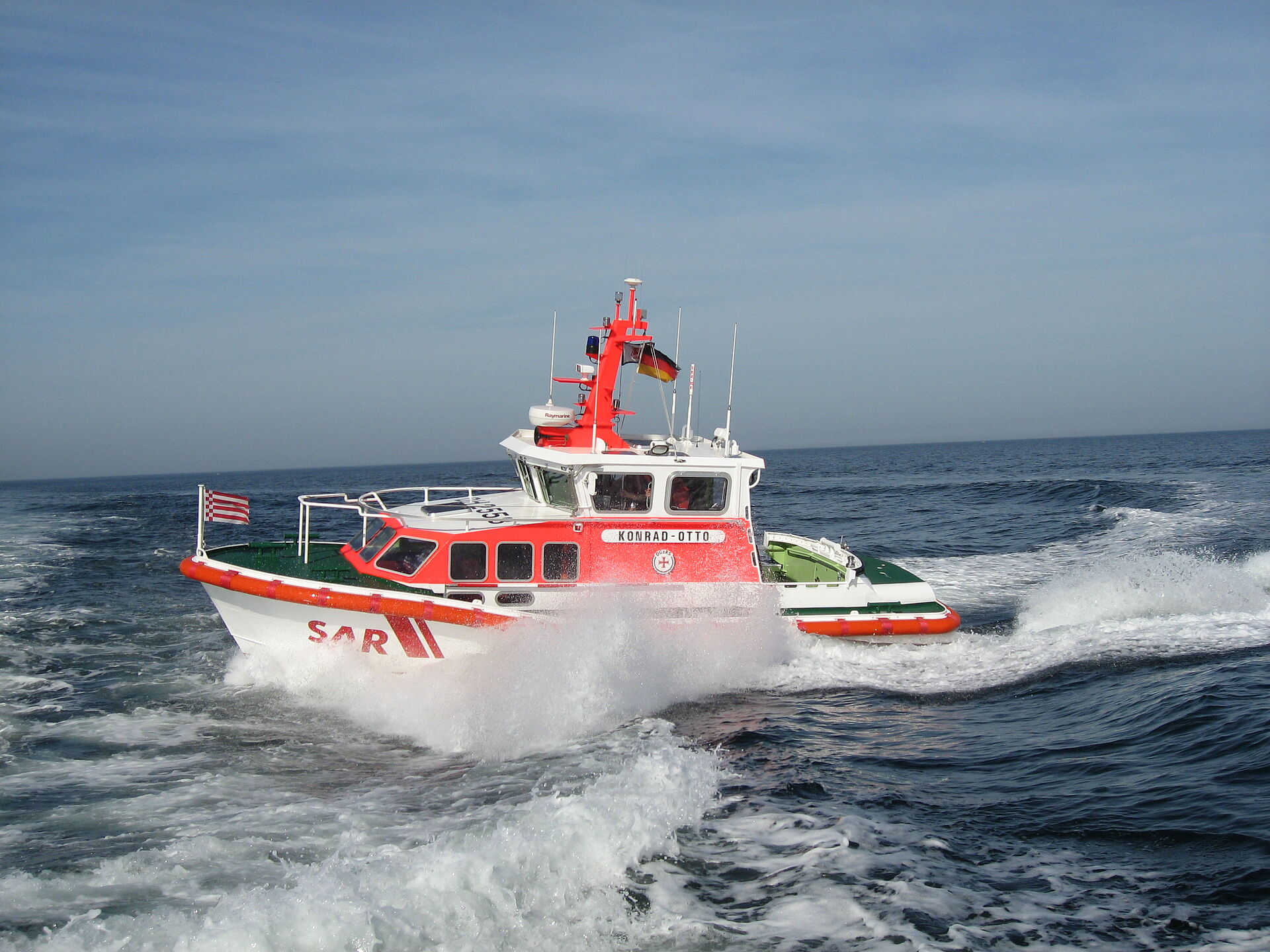 Das Seenotrettungsboot KONRAD-OTTO fährt bei gutem Wetter durch die Ostsee.