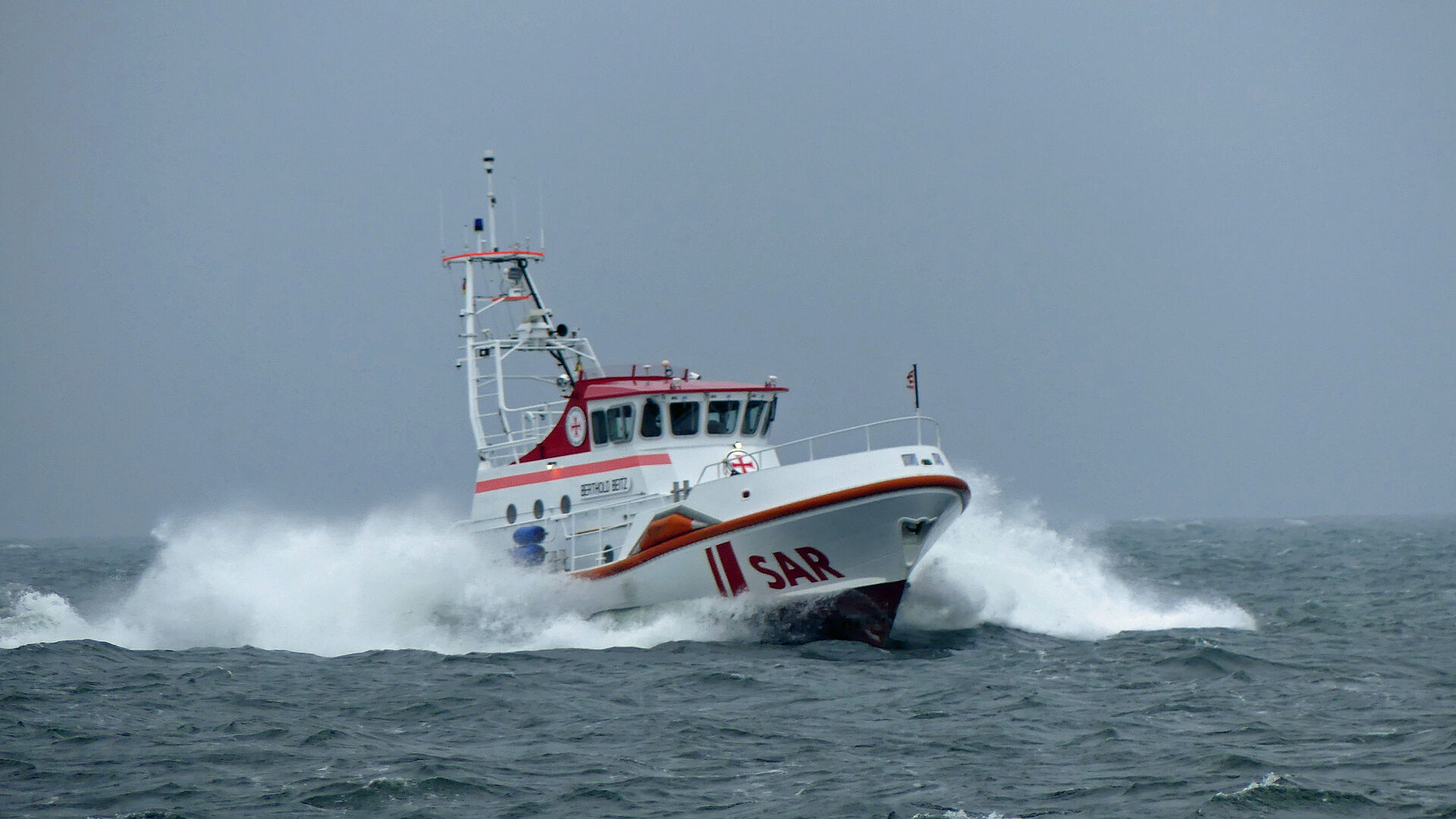 Wasserschutzpolizei und Seenotretter retten Mann von gestrandeter Segelyacht