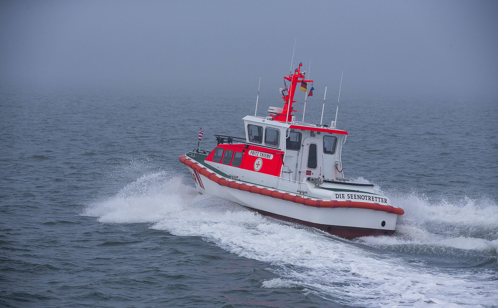 Bei nebeligem Wetter fährt das Seenotrettungsboot FRITZ THIEME durch die Nordsee.