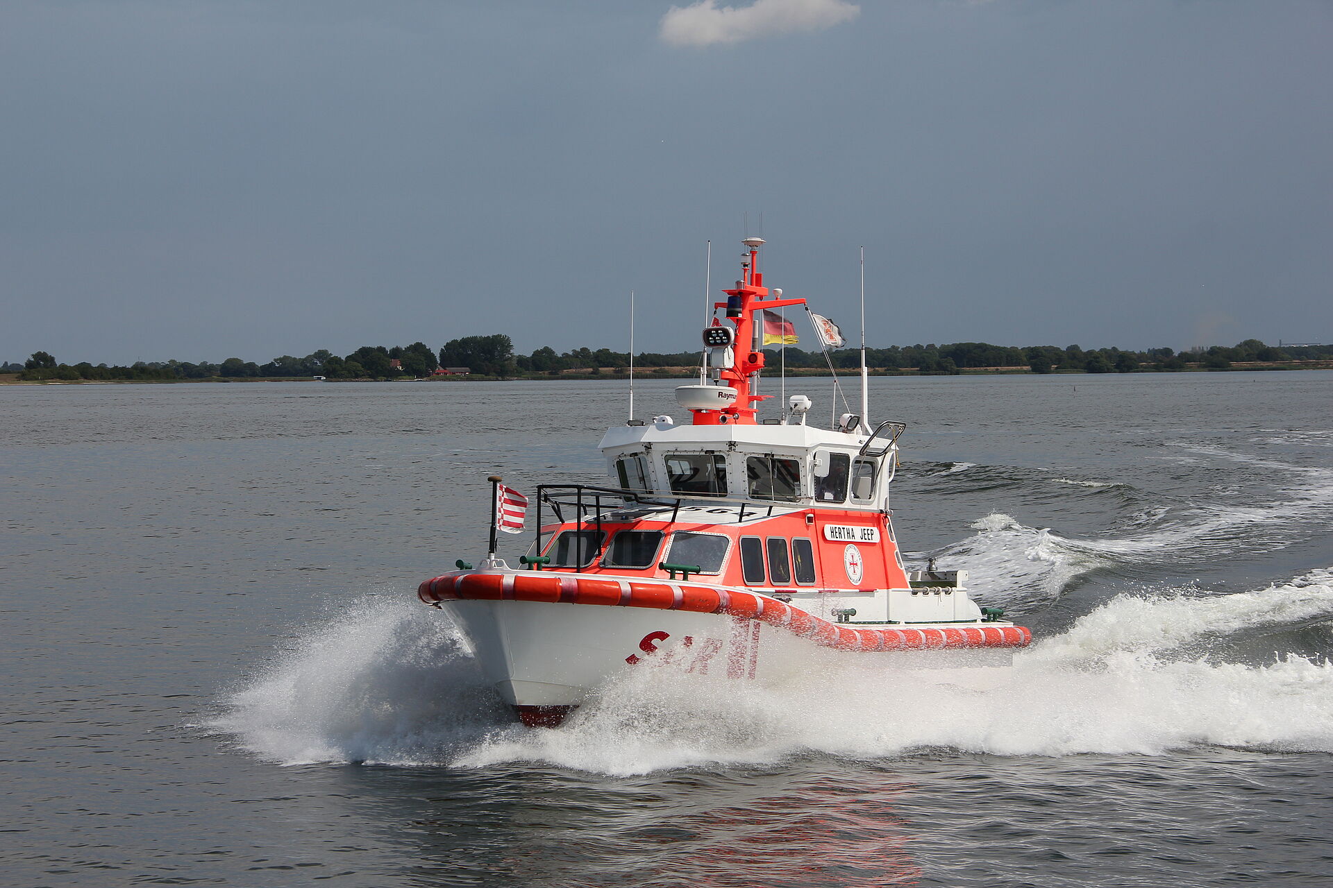 Seenotrettungskreutzer im Einsatz für vermissten Segler