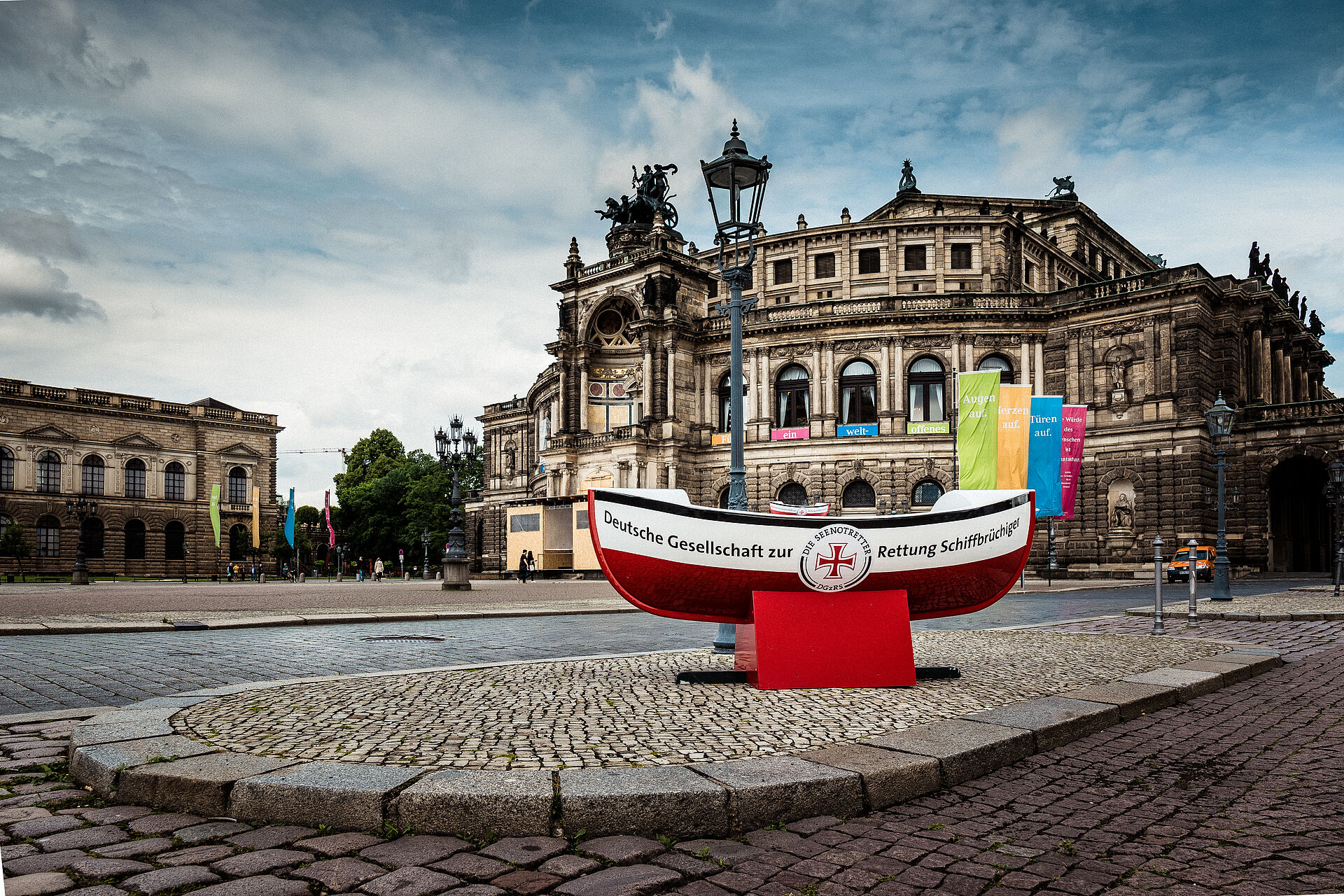 Spendenschiff vor Semperoper Dresden