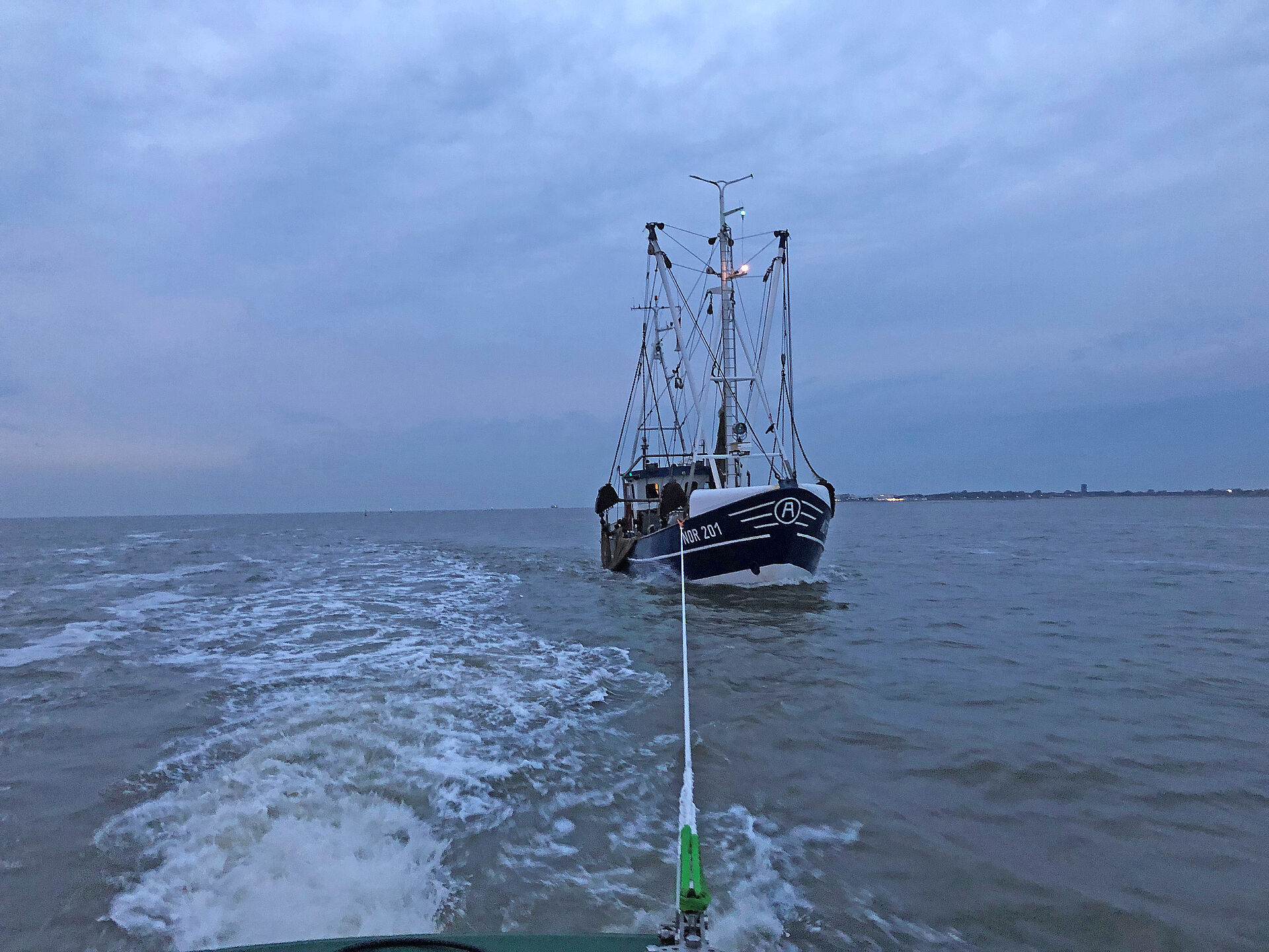 Krabbenkutter wird vom Seenotrettungsboot OTTO DIERSCH geschleppt