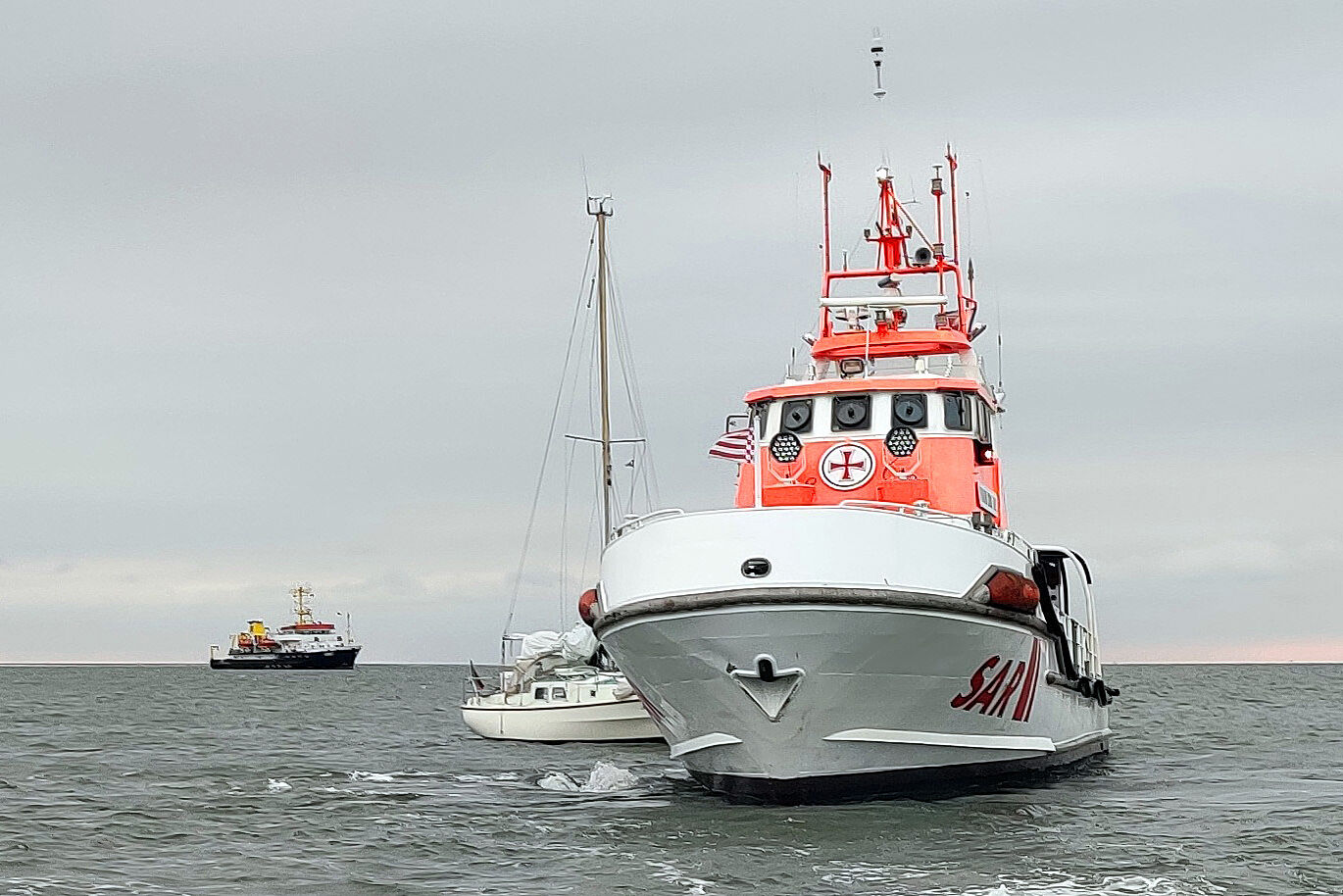 Seenotrettungskreuzer hilft Segelyacht auf der Aussenweser 