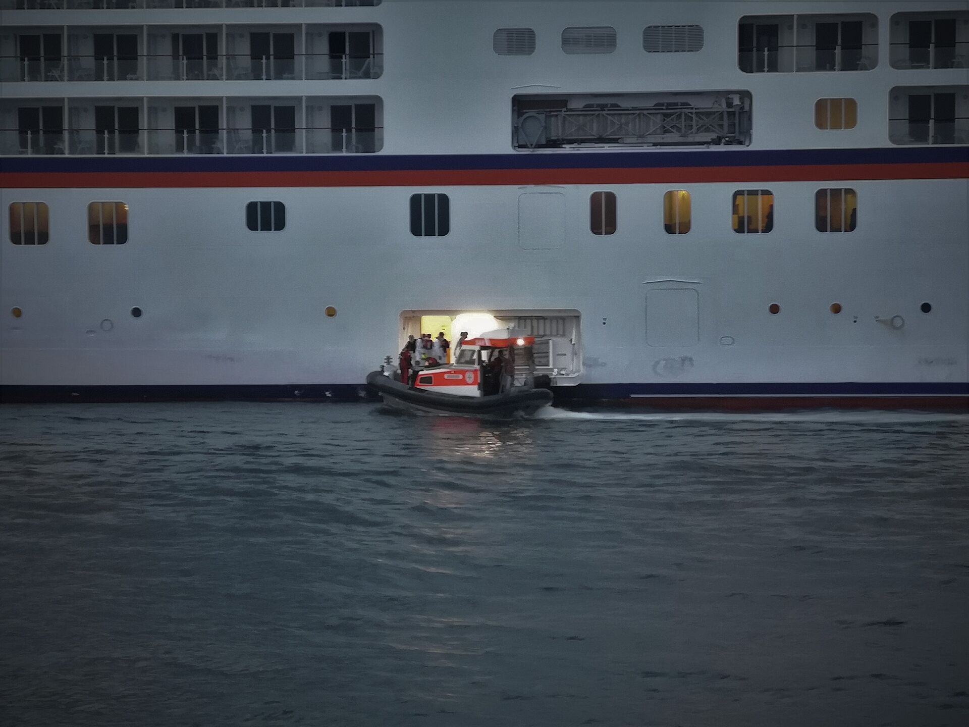 Medizinischer Notfall: Seenotretter bringen Passagierin an Land