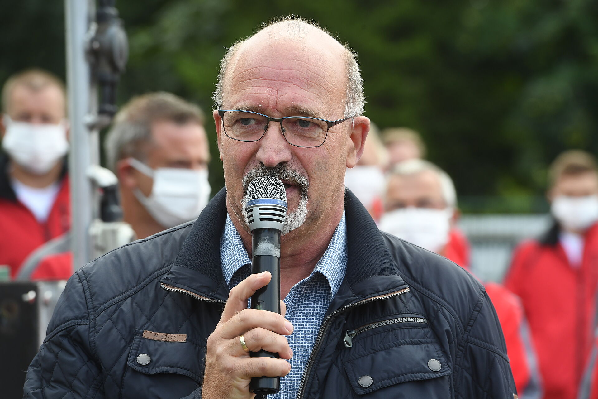Jürgen Kliewe, Bürgermeister der Stadt Seebad Ueckermünde, spricht ins Mikrofon