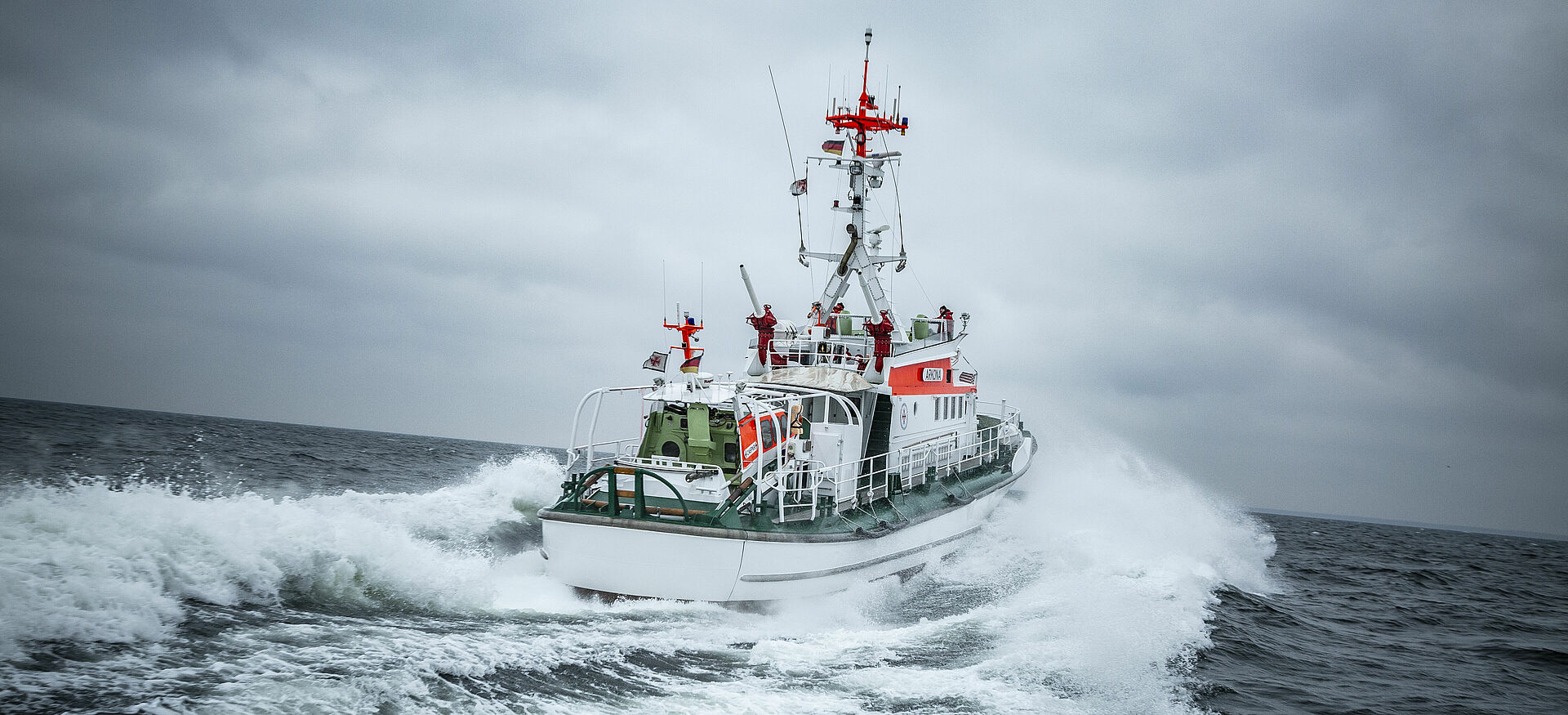 Heckansicht des Seenotrettungskreuzers ARKONA der in schneller Fahrt durch die Ostsee fährt.