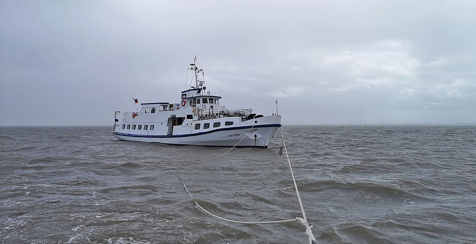 Seenotretter schleppen manövrierunfähiges Fahrgastschiff sicher nach Langeoog