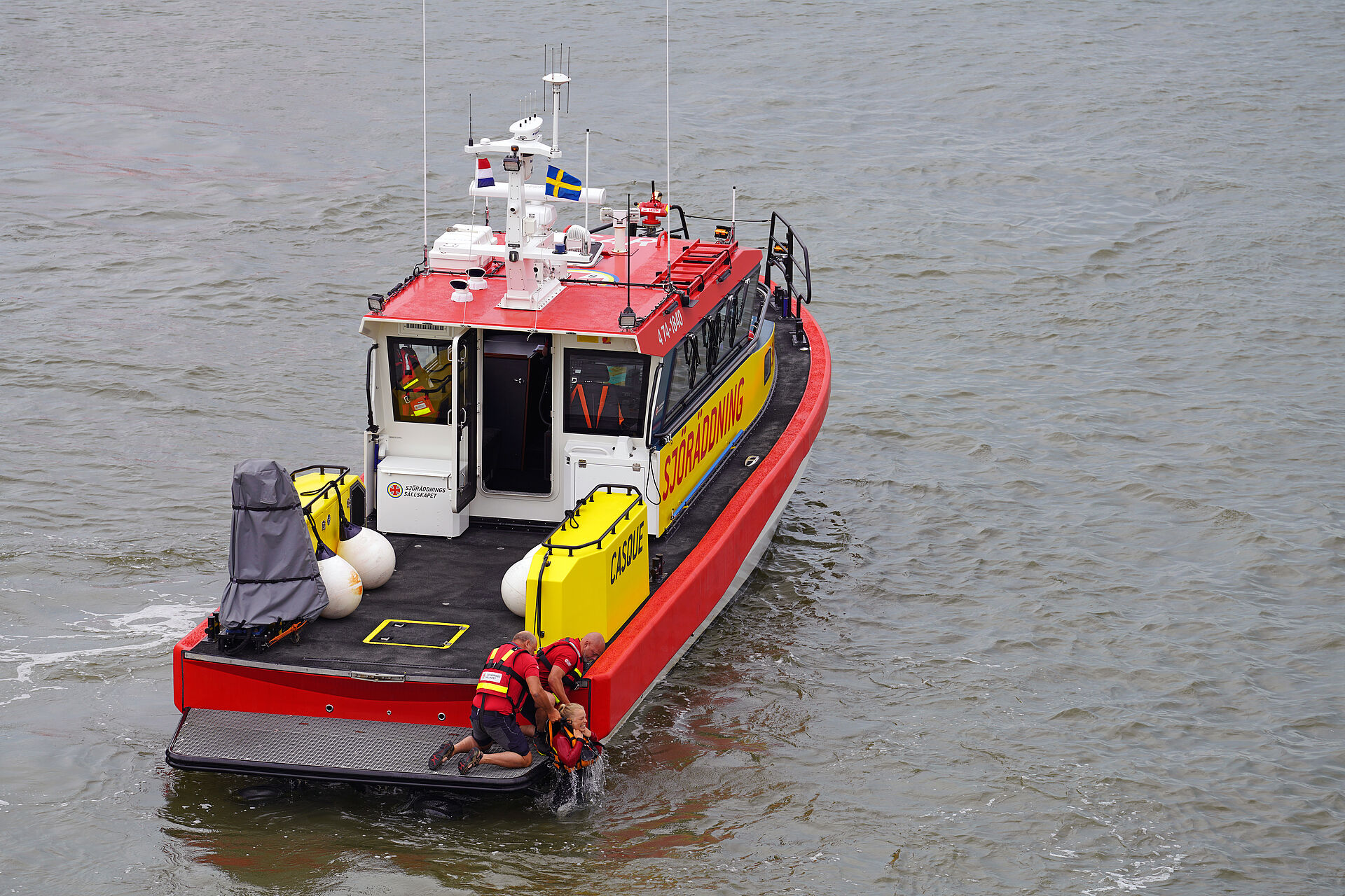 Rettung Schiffbrüchiger aus dem Wasser mit dem schwedischen Seenotrettungsboot CASQUE