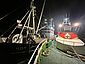 Ein Seenotrettungskreuzer hat in der Nacht einen Fischkutter längsseits in Schlepp genommen