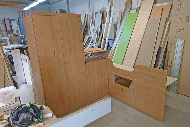 Holzschrank und Verkleidung stehen in einer Werkstatt