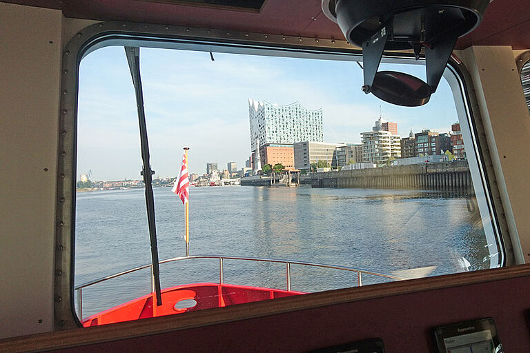 Blick aus dem Bootshaus eines Seenotrettungskreuzers auf die Elbe