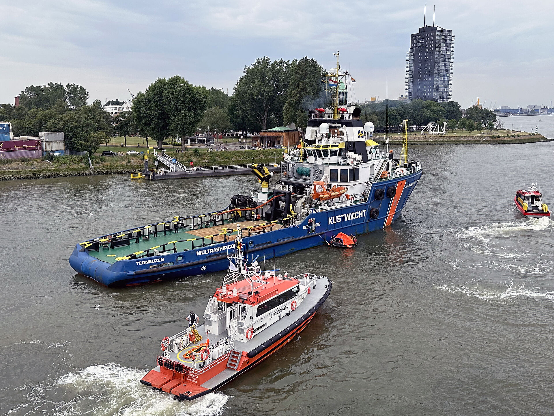 Das belgische Seenotrettungsboot ORINOCO (l.) und das schwedische Seenotrettungsboot CASQUE