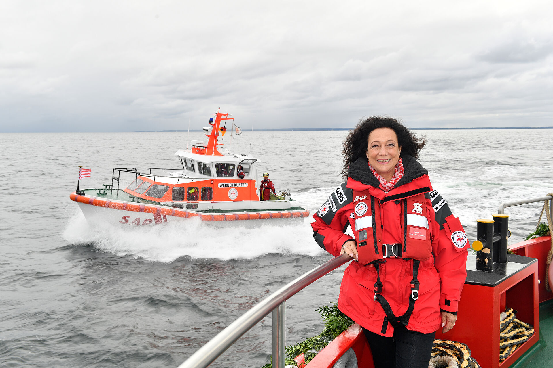 Schauspielerin Barbara Wussow steht an Deck eines Seenotrettungskreuzer in der Ostsee
