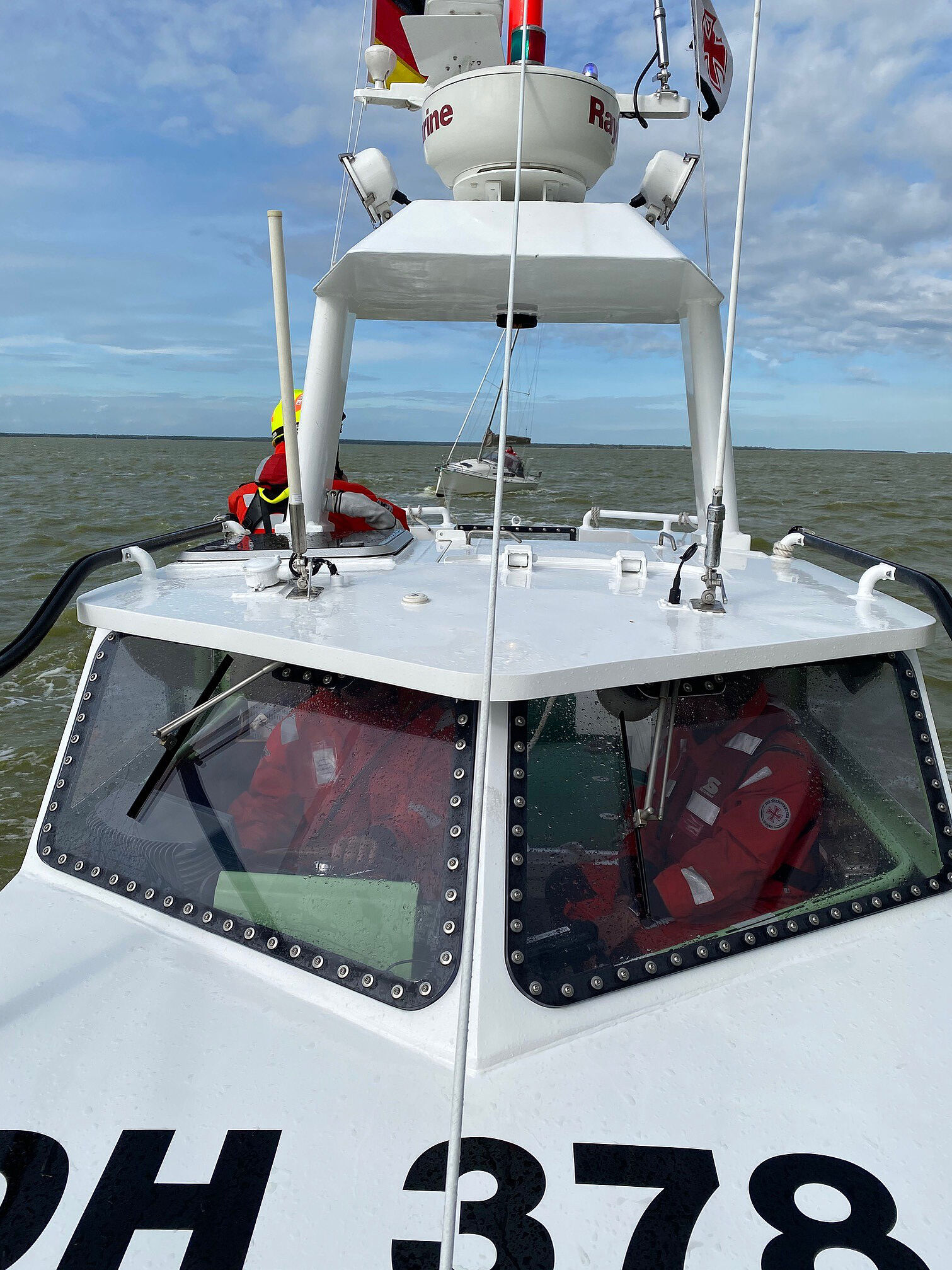 Seenotretter für Segelyacht mit Ruderschaden im Bodden im Einsatz