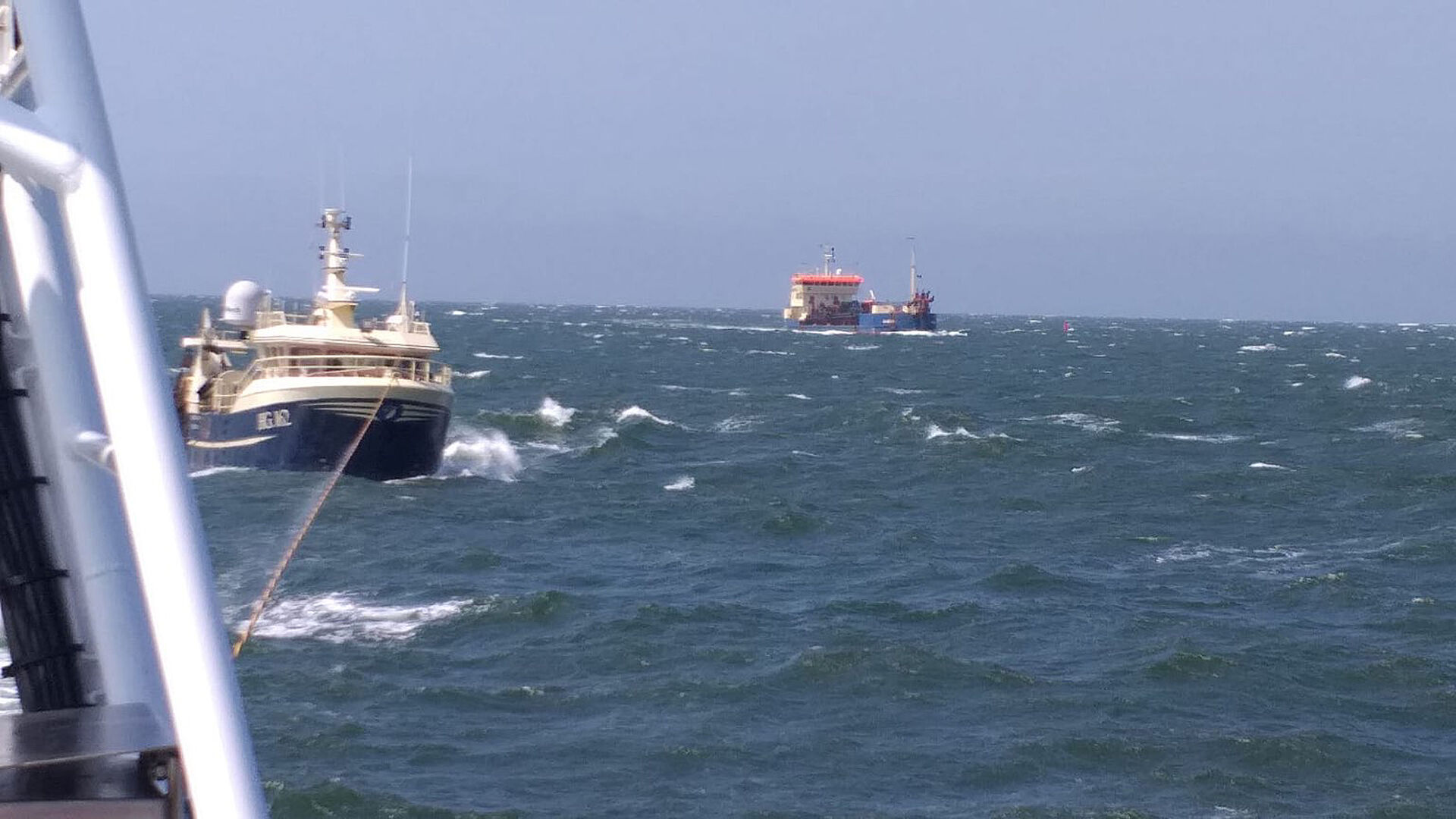 Seenotrettungskreuzer schleppt dänische Fischer ab
