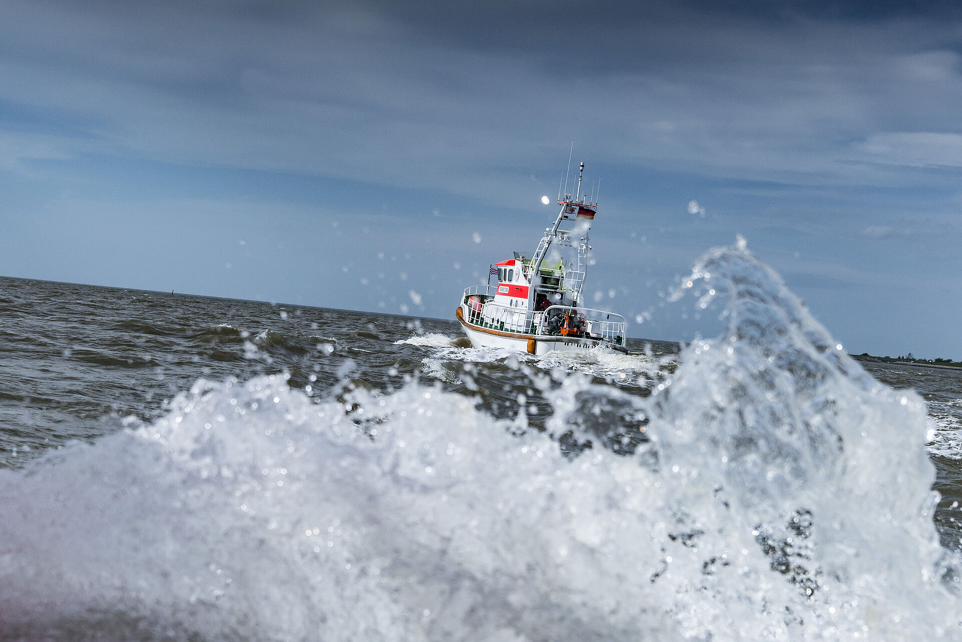 Seenotretter helfen Fischkutter mit Maschinenschaden