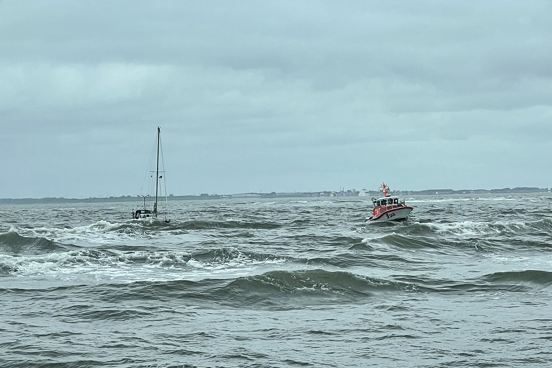 Seenotretter befreien Segler aus akuter Gefahr im Seegatt von Norderney