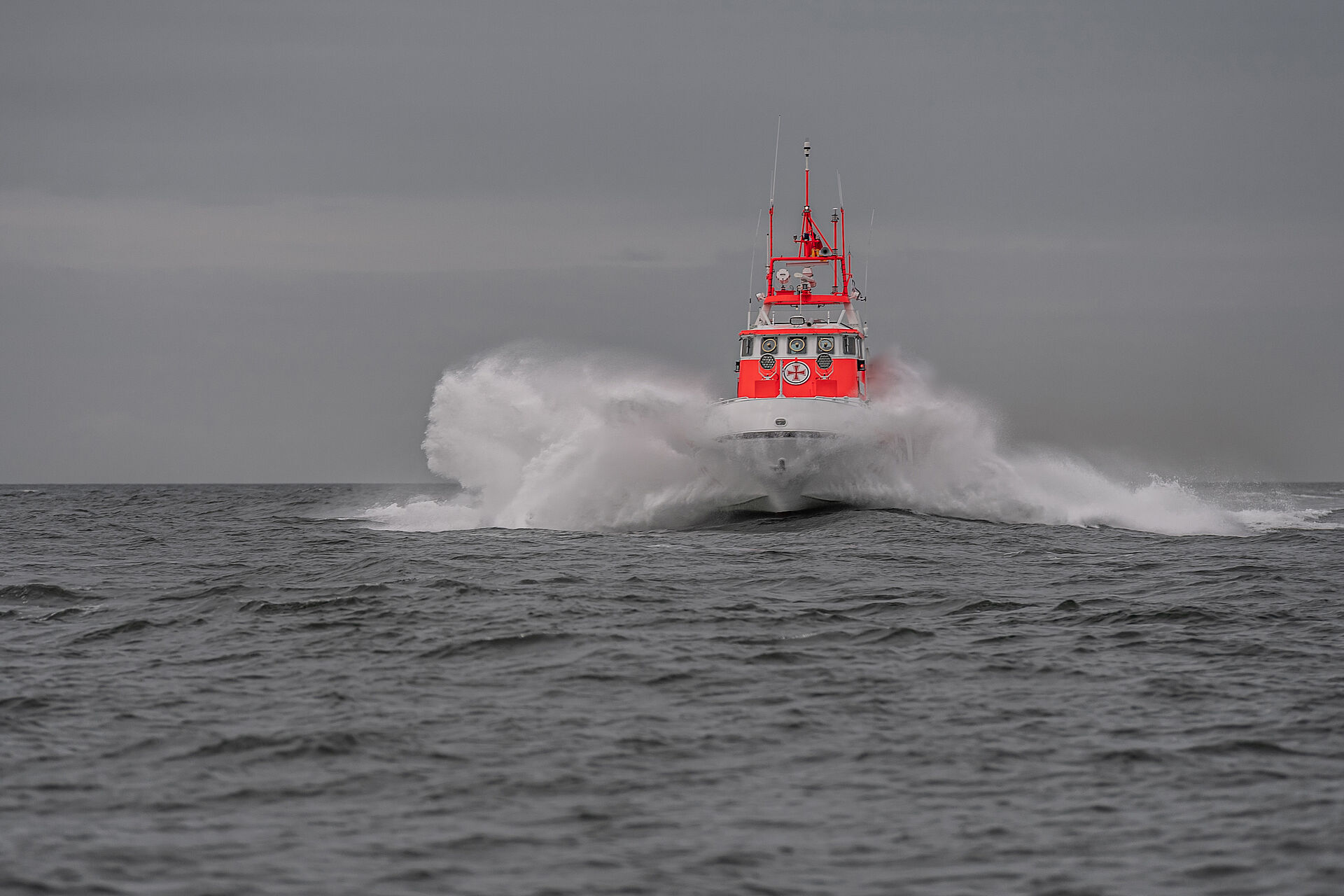 Seenotrettungskreuzer in schneller Fahrt