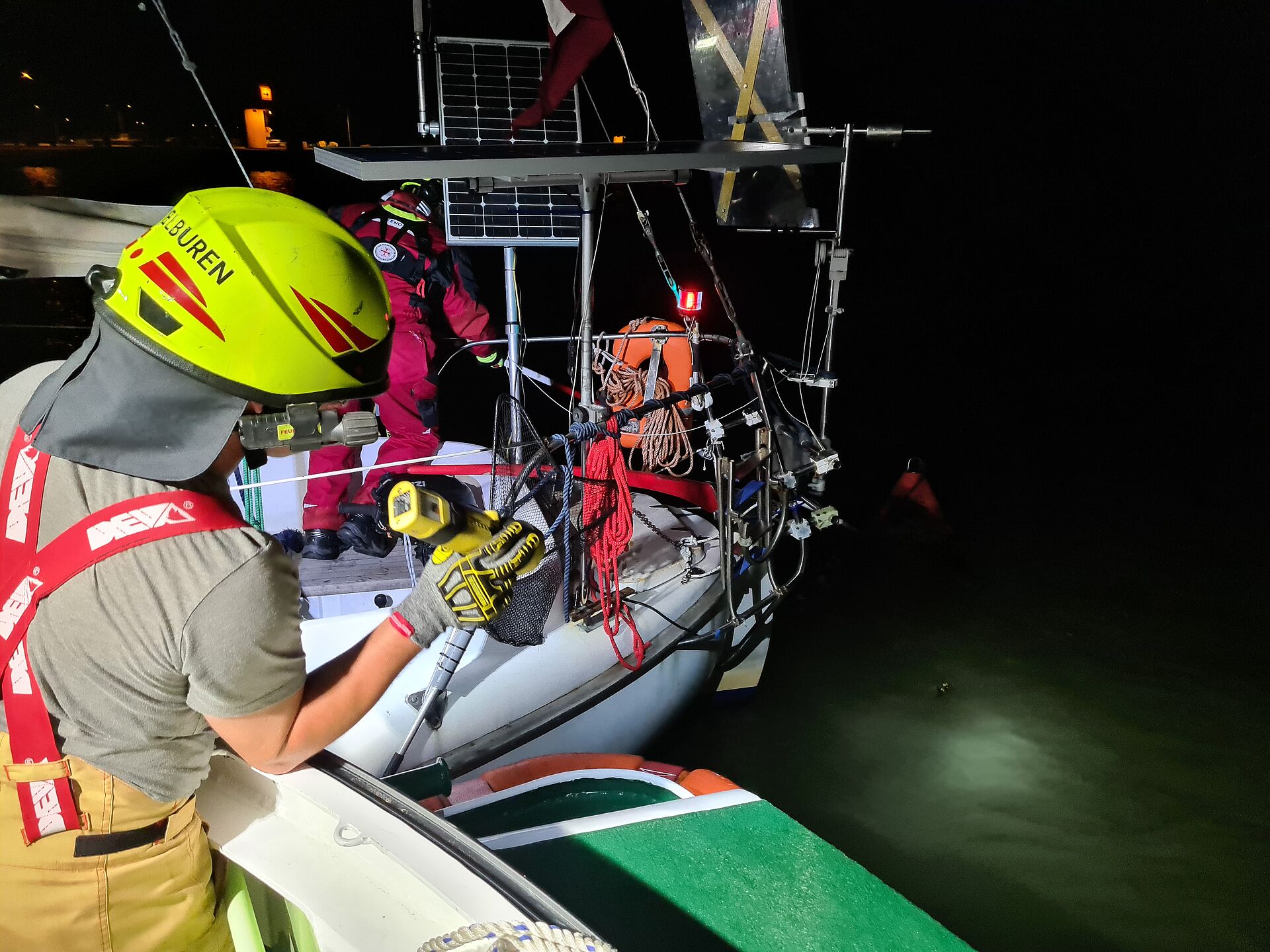 Seenotretter befreien Alleinsegler aus Sperrketten des Eider-Sperrwerkes bei einem nächtlichen Einsatz