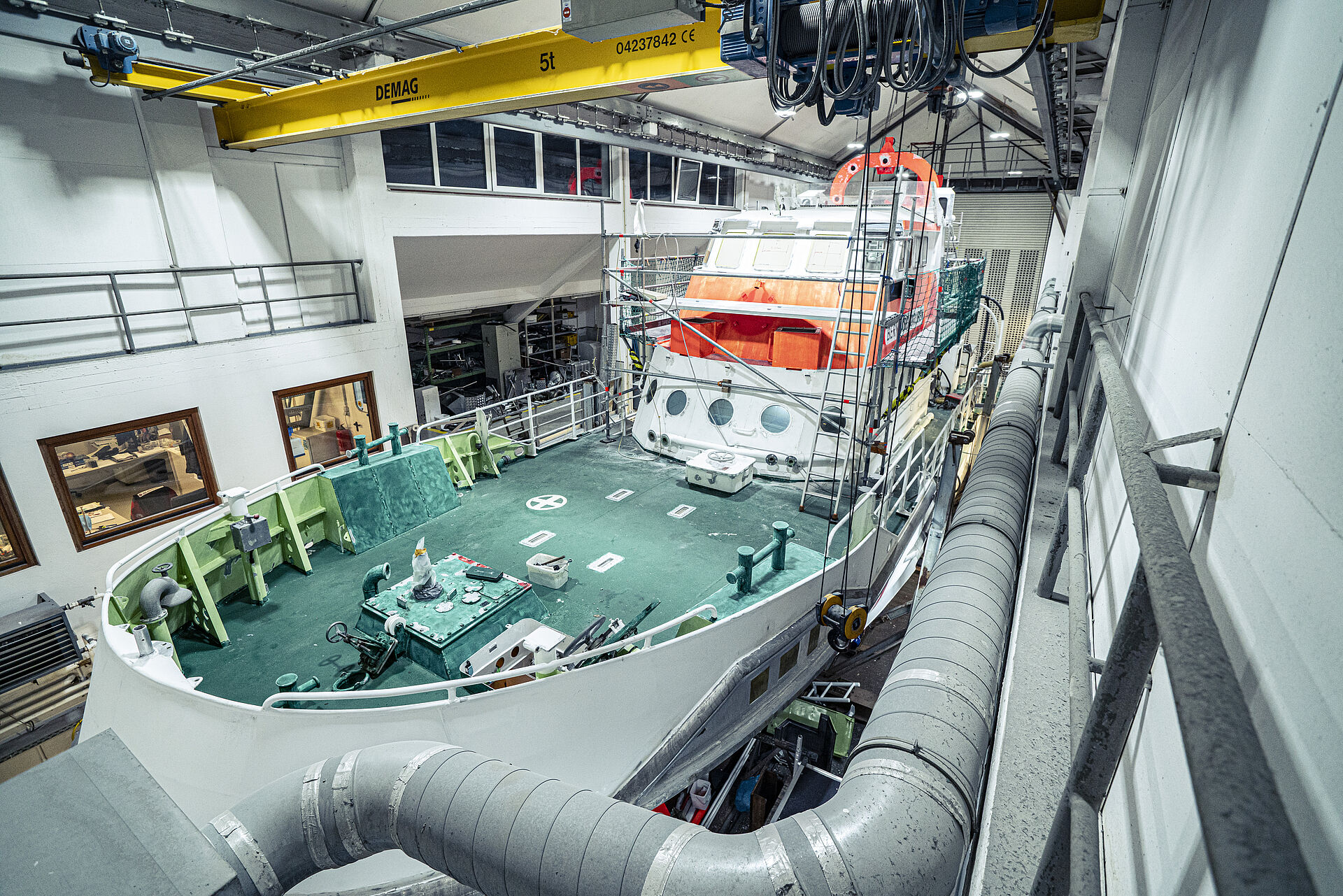 Ein Seenotrettungskreuzer der DGzRS wird in der hauseigenen Werft repariert.