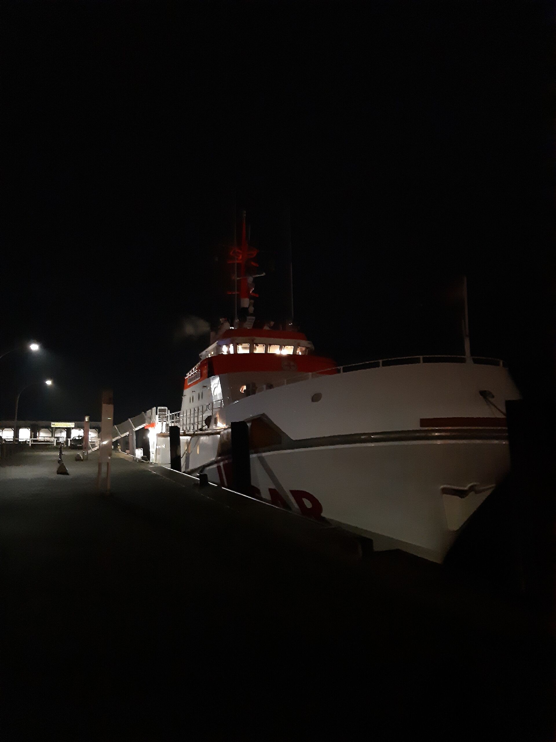 Seenotrettungskreuzer im Hafen bei Nacht