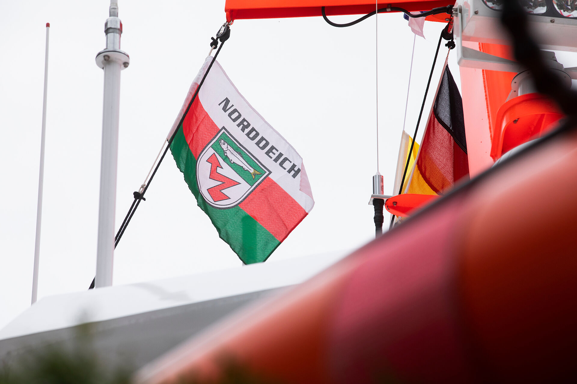 Die offizielle Flagge der Stadt Norddeich weht im Mast des Seenotrettungsbootes.
