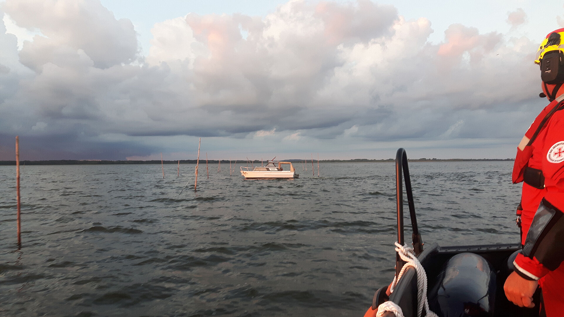 Seenotretter von Ueckermünde fangen herrenloses Boot ein – Besatzung war nach Sturz über Bord stundenlang bis an Land geschwommen