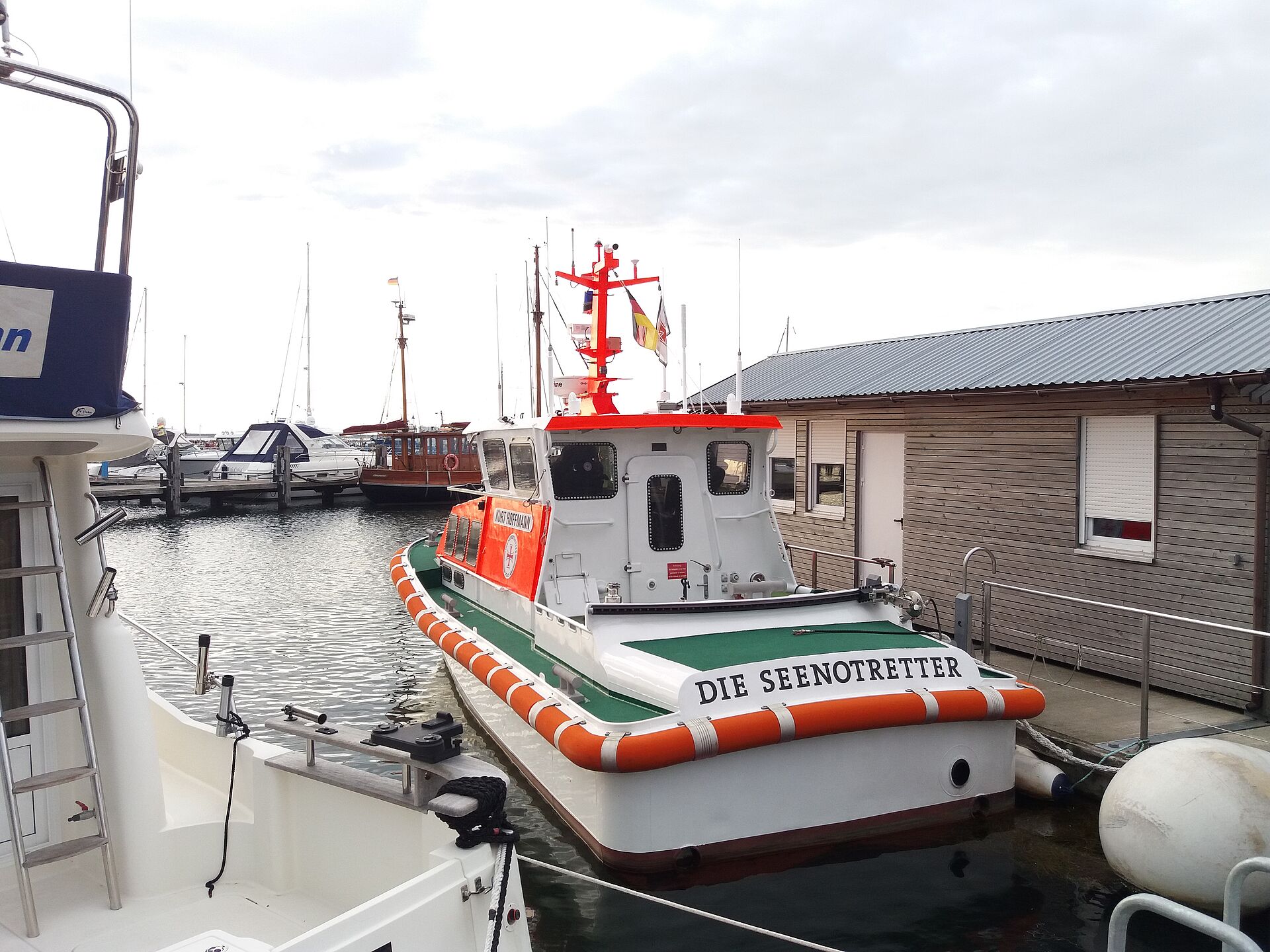Das Seenotrettungsboot KURT HOFFMANN angelegt im Hafen von Glowe