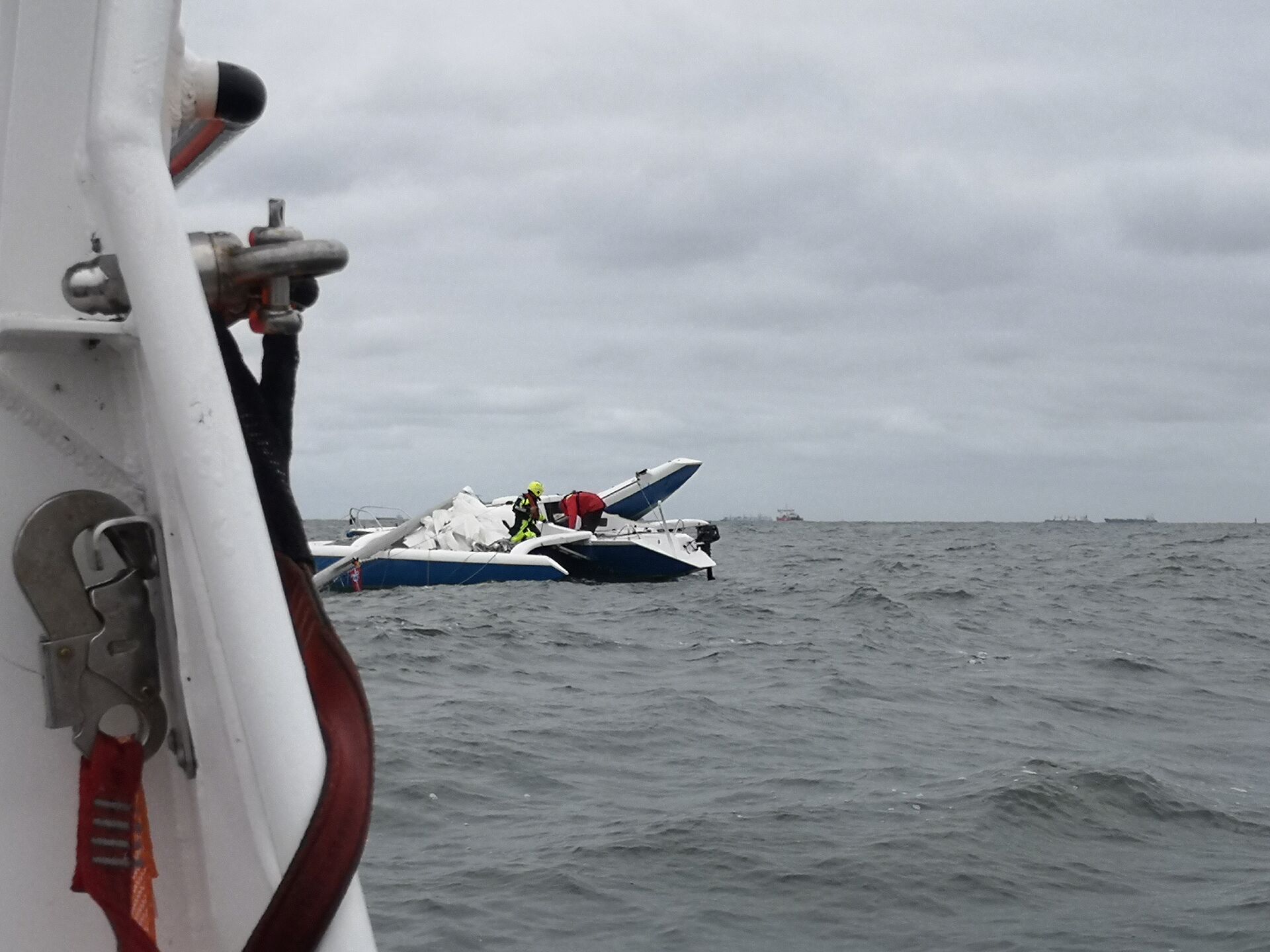 DGzRS-Seenotrettungsboot naehert sich einem Havaristen