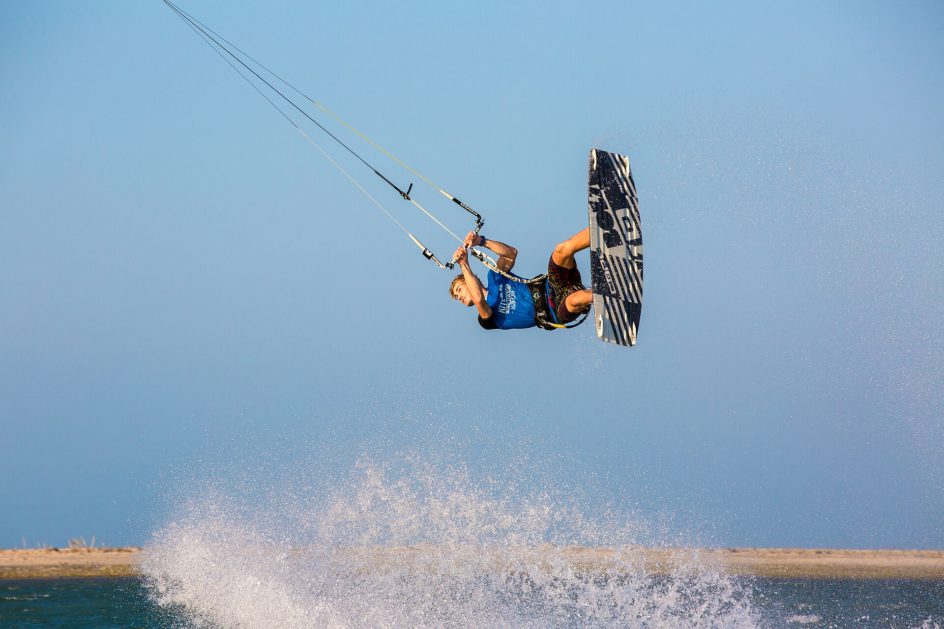 Kiteprofi Linus Erdmann bei einem Sprung über dem Wasser