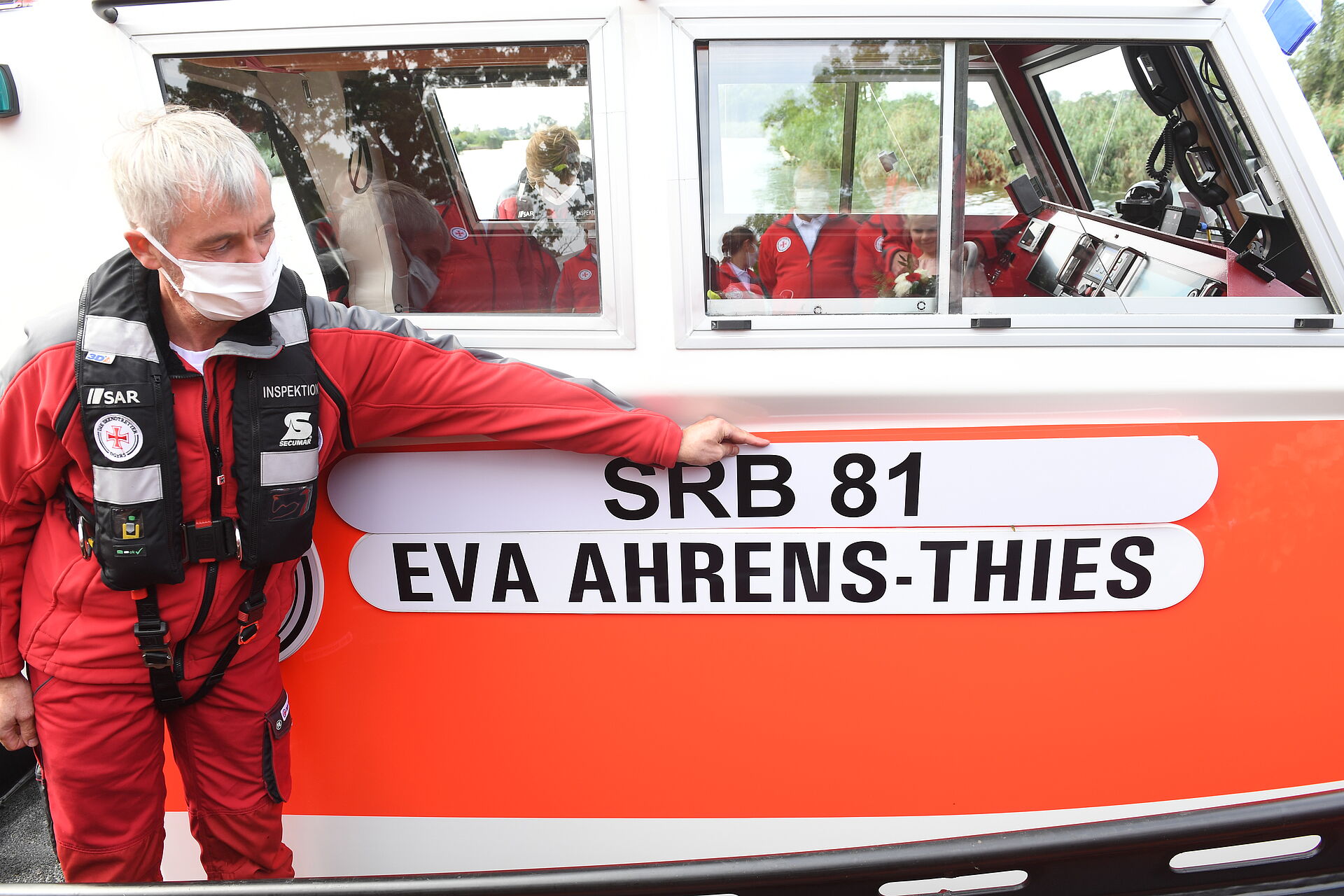 Namensschilder SRB81 und EVA AHRENS-THIES  am Seenotrettungsboot