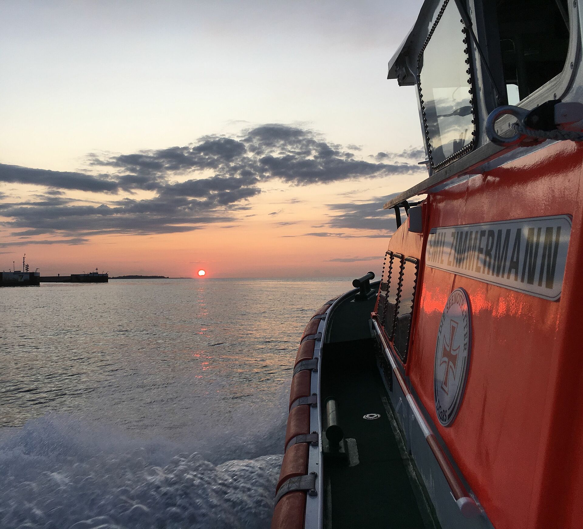 Blick auf den Sonnenuntergang von einem Seenotrettungsboot