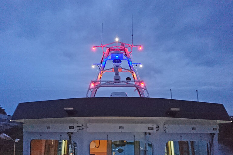 Antennen über dem Bootshaus leuchten in bunten Farben