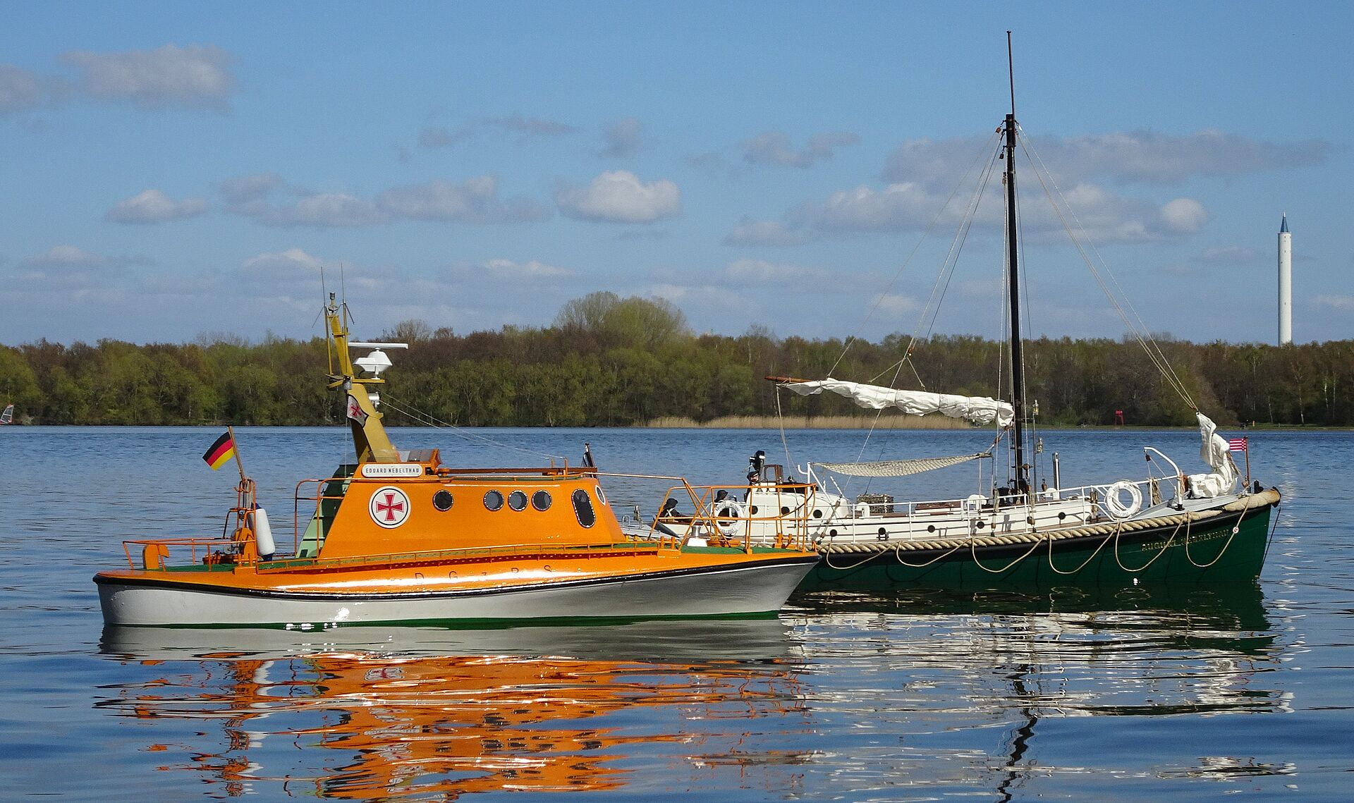 Zwei Modelle historischer Rettungsboote der DGzRS fahren im Wasser.