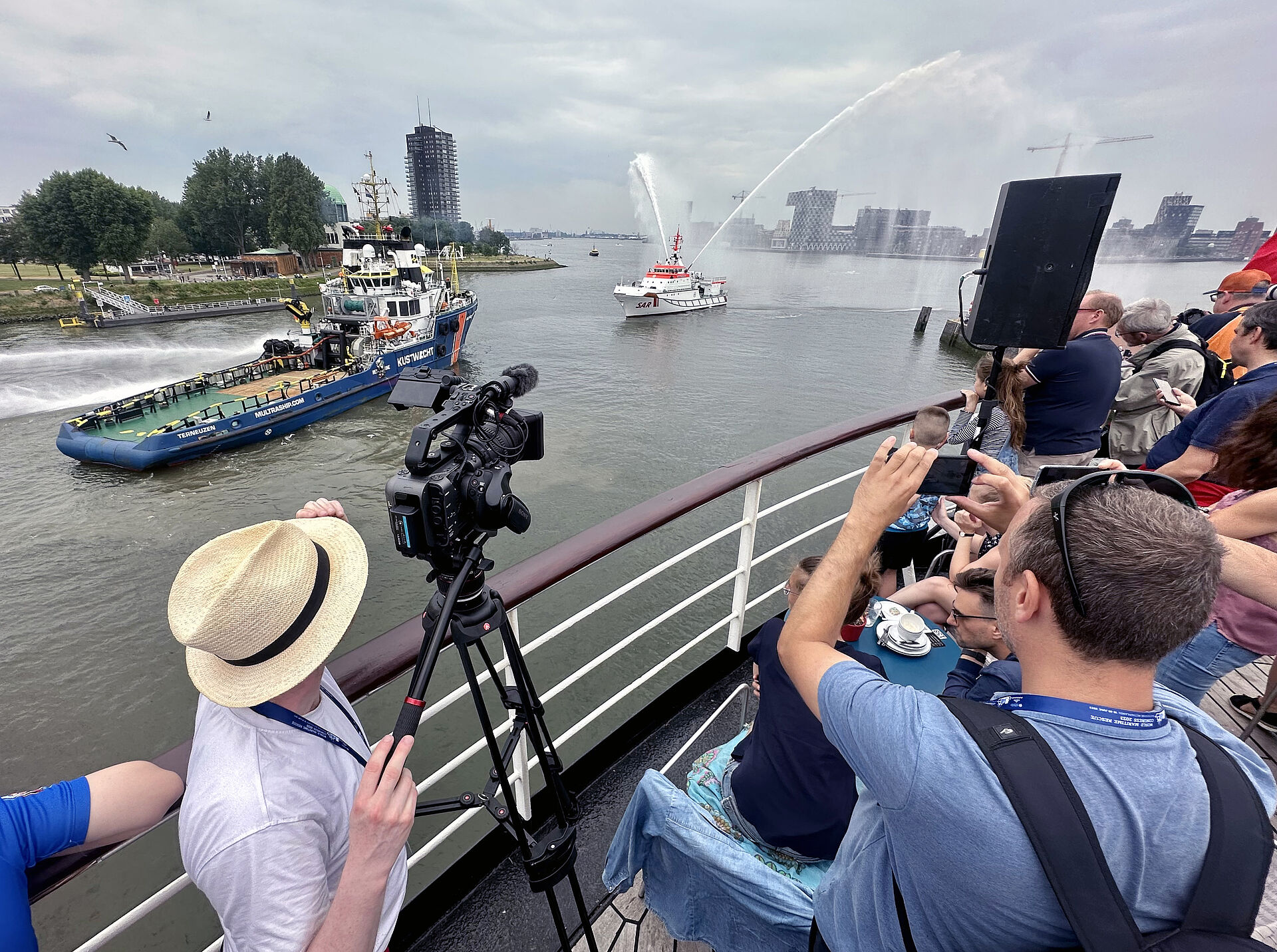 Viele Kongressteilnehmer, Schaulustige und Medien beobachten die Demonstrationen im Rotterdamer Hafen.