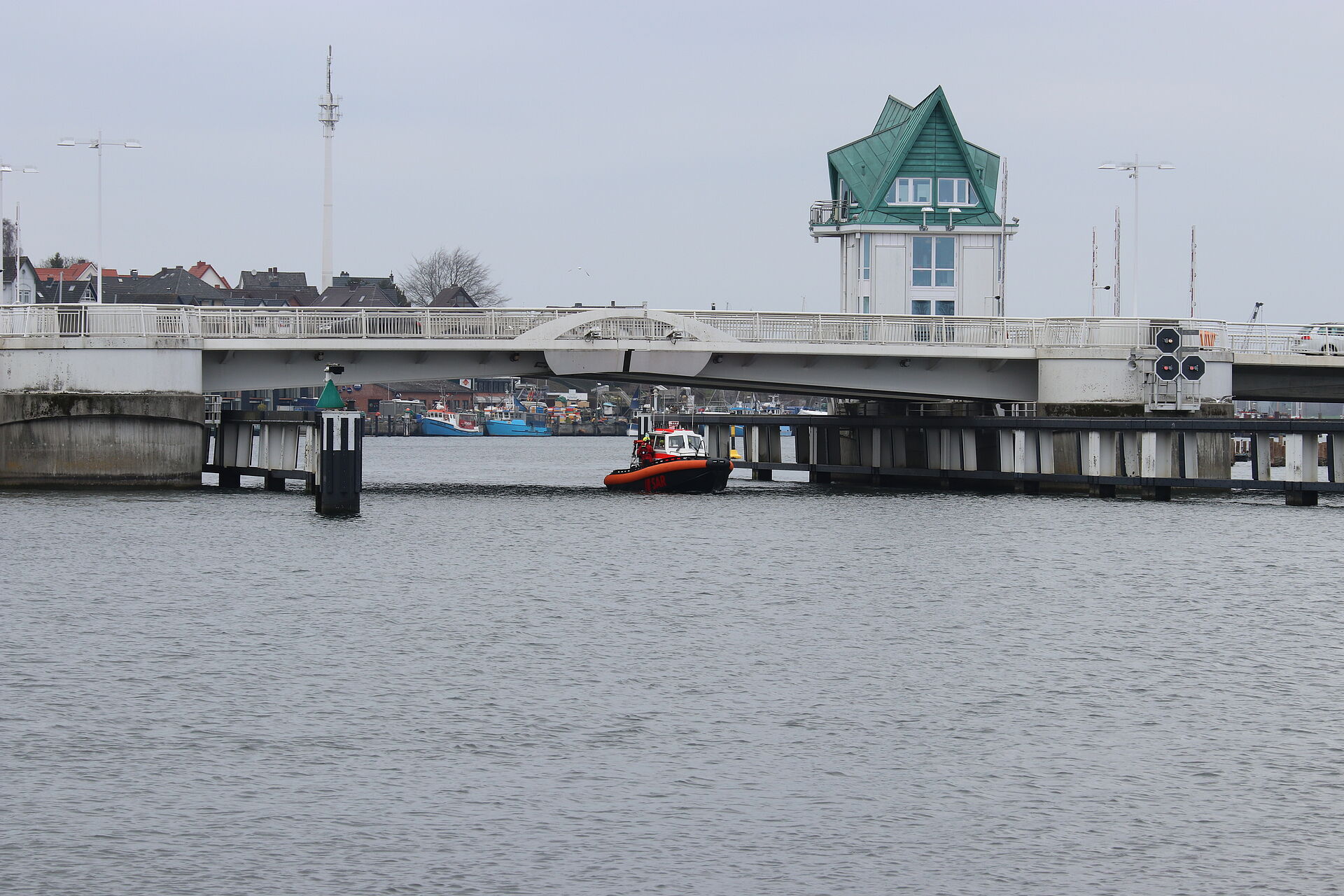 Seenotrettungsboot schwimmt unter Brücke durch