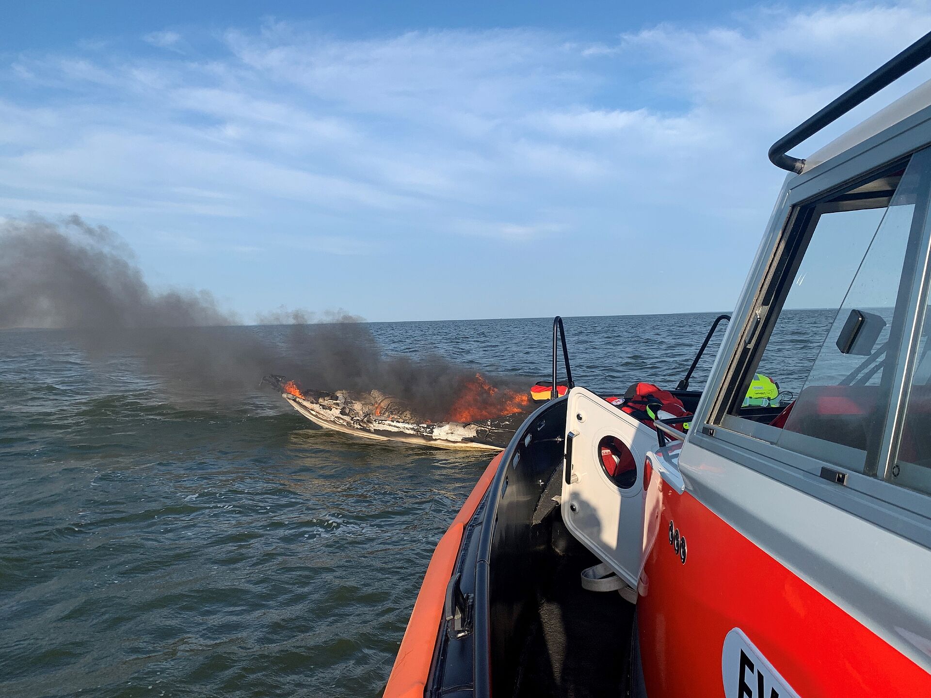 Brand auf Motorboot: Seenotretter bringen drei Personen sicher an Land