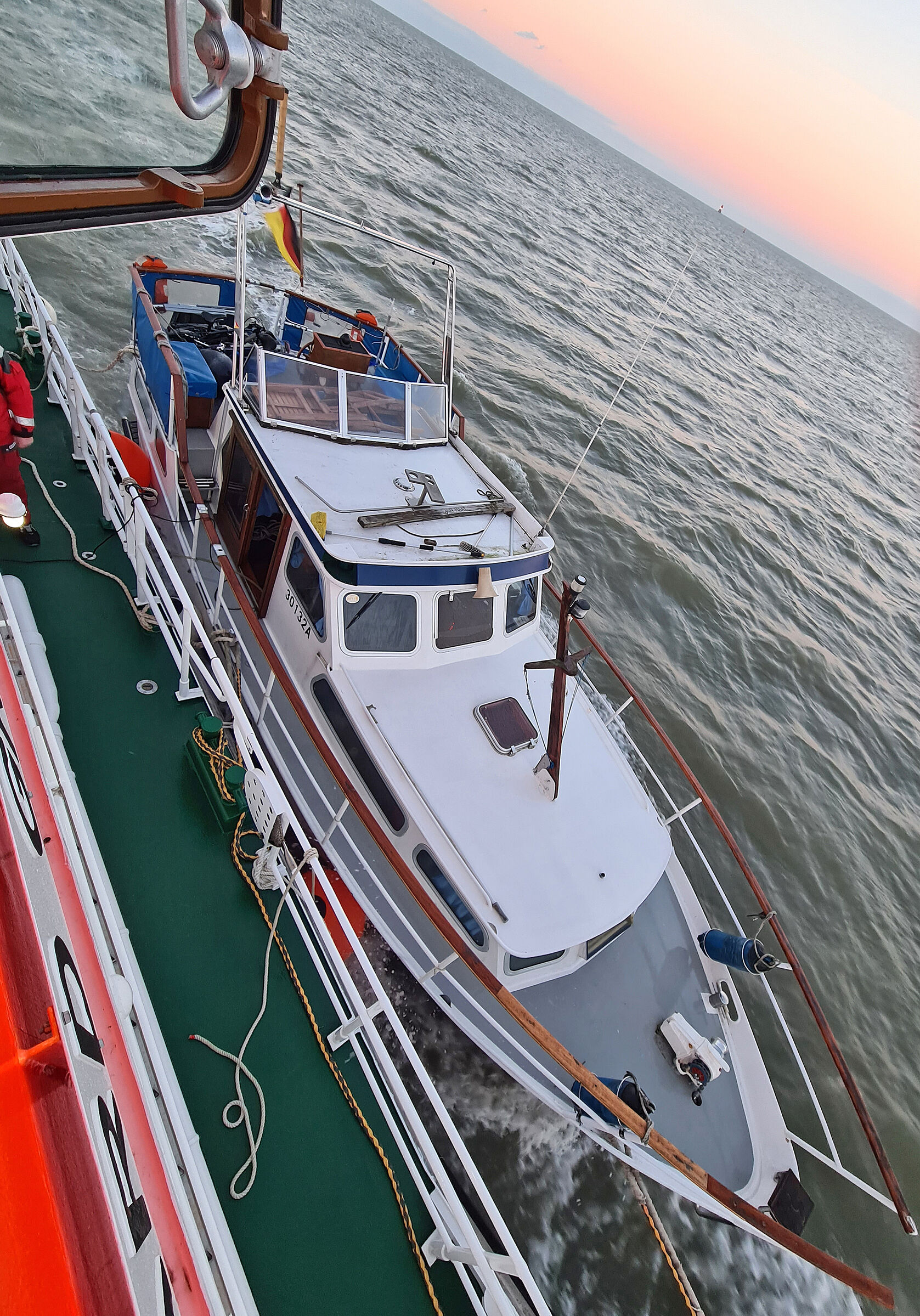 Motoryacht im Schlepp eines Seenotrettungskreuzer auf der Ostsee