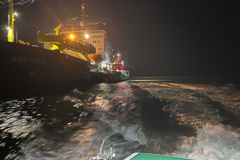 Seenotrettungskreuzer längsseits an Baggerschiff