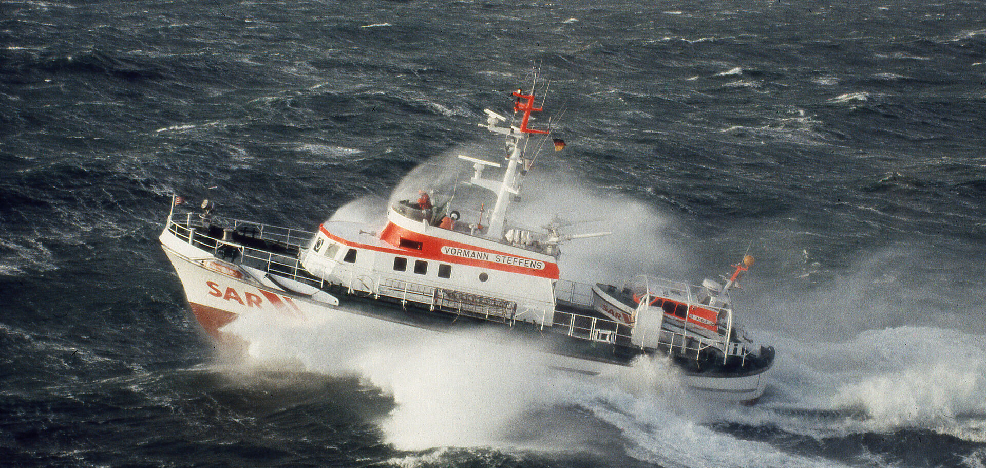 Seenotrettungskreuzer im Sturm