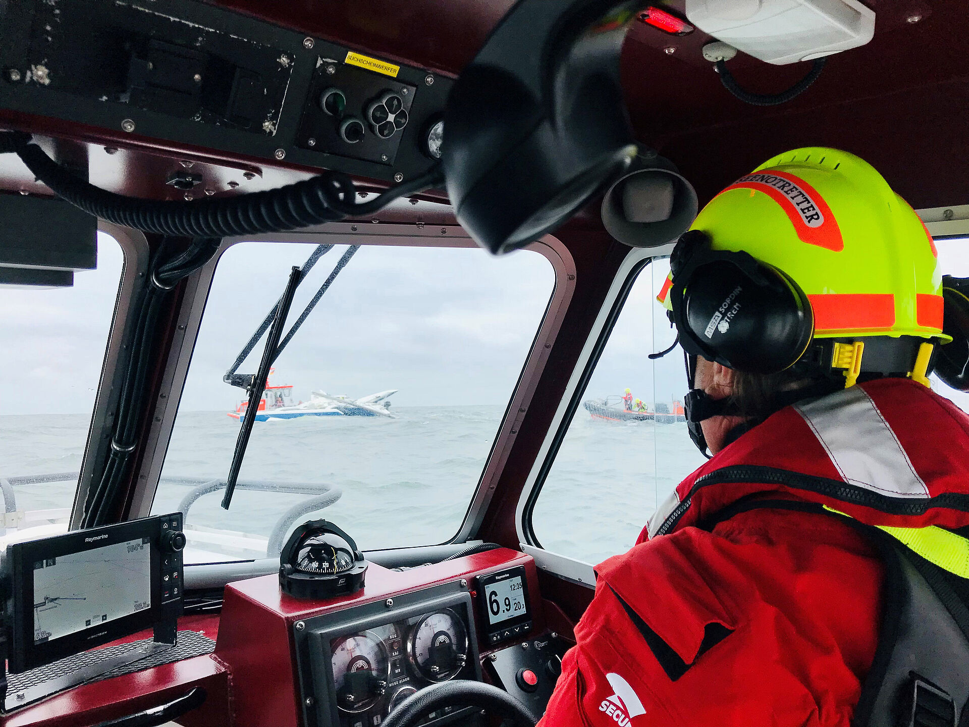 Trimaran zerbricht auf der Nordsee: Gemeinsamer Einsatz von Seenotrettern und Fischereischutzboot