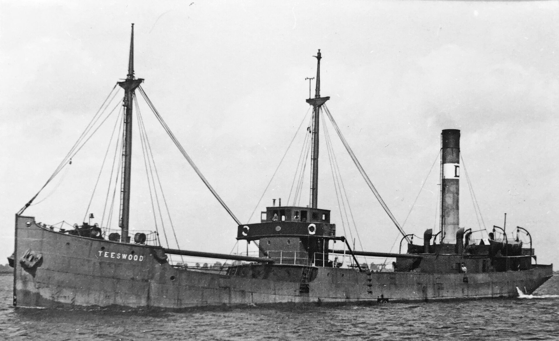 Schwarz-Weiß-Foto eines alten Dampfschiffs