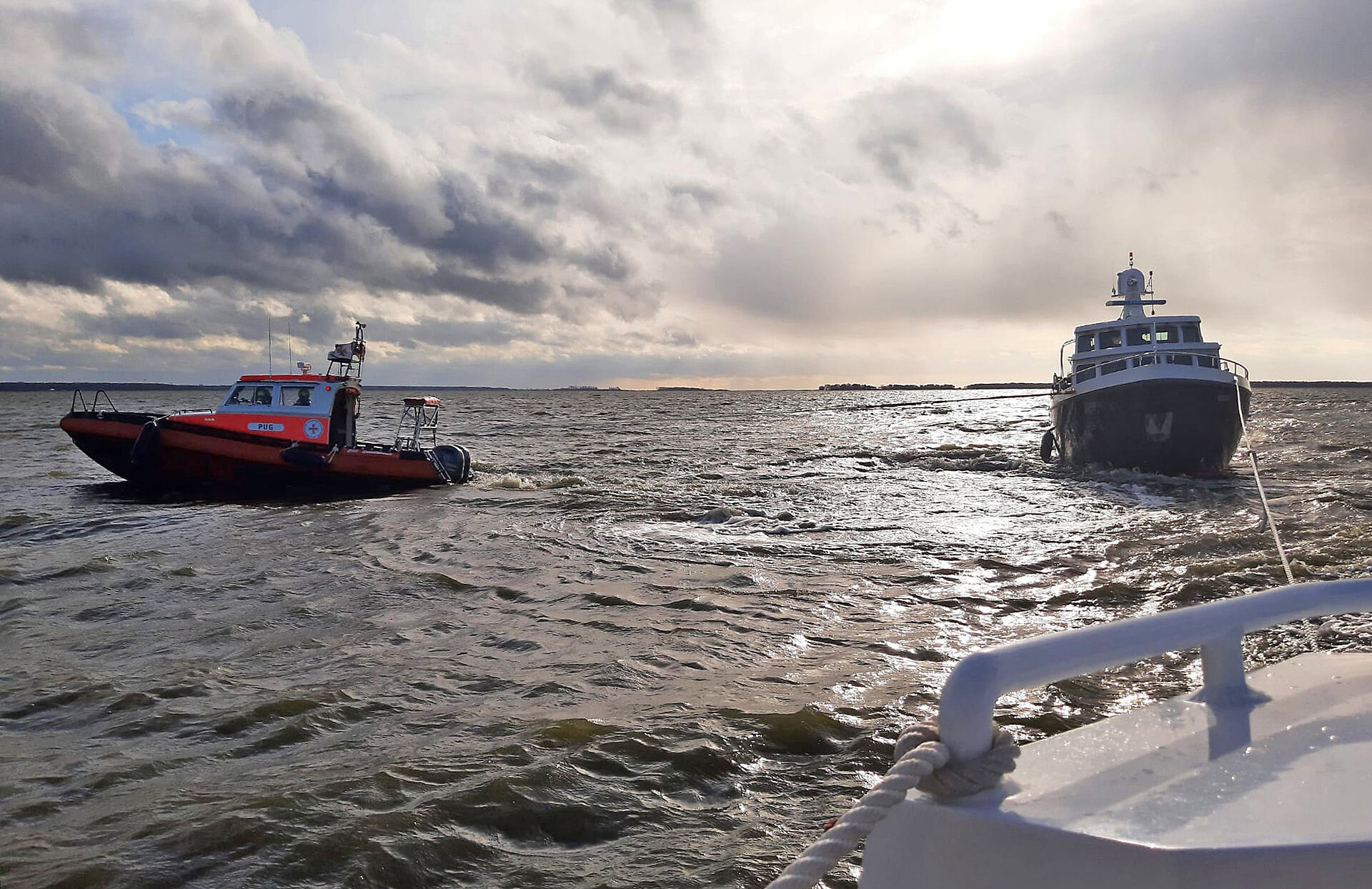 DGzRS-Seenotrettungsboote schleppen Motoryacht frei