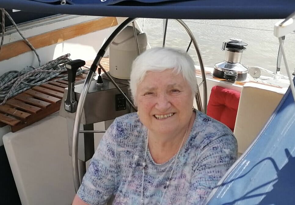 84-järige Spenderin an Bord der Segelyacht, mit der ihre Enkelin bald auf Weltreise gehen wird