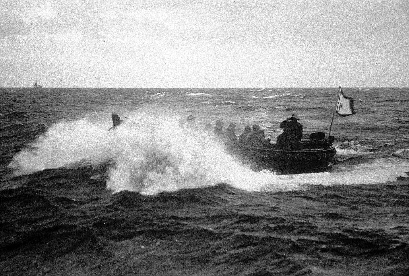 Motorrettungsboot der Seenotretter im Jahr 1911 auf der Ostsee